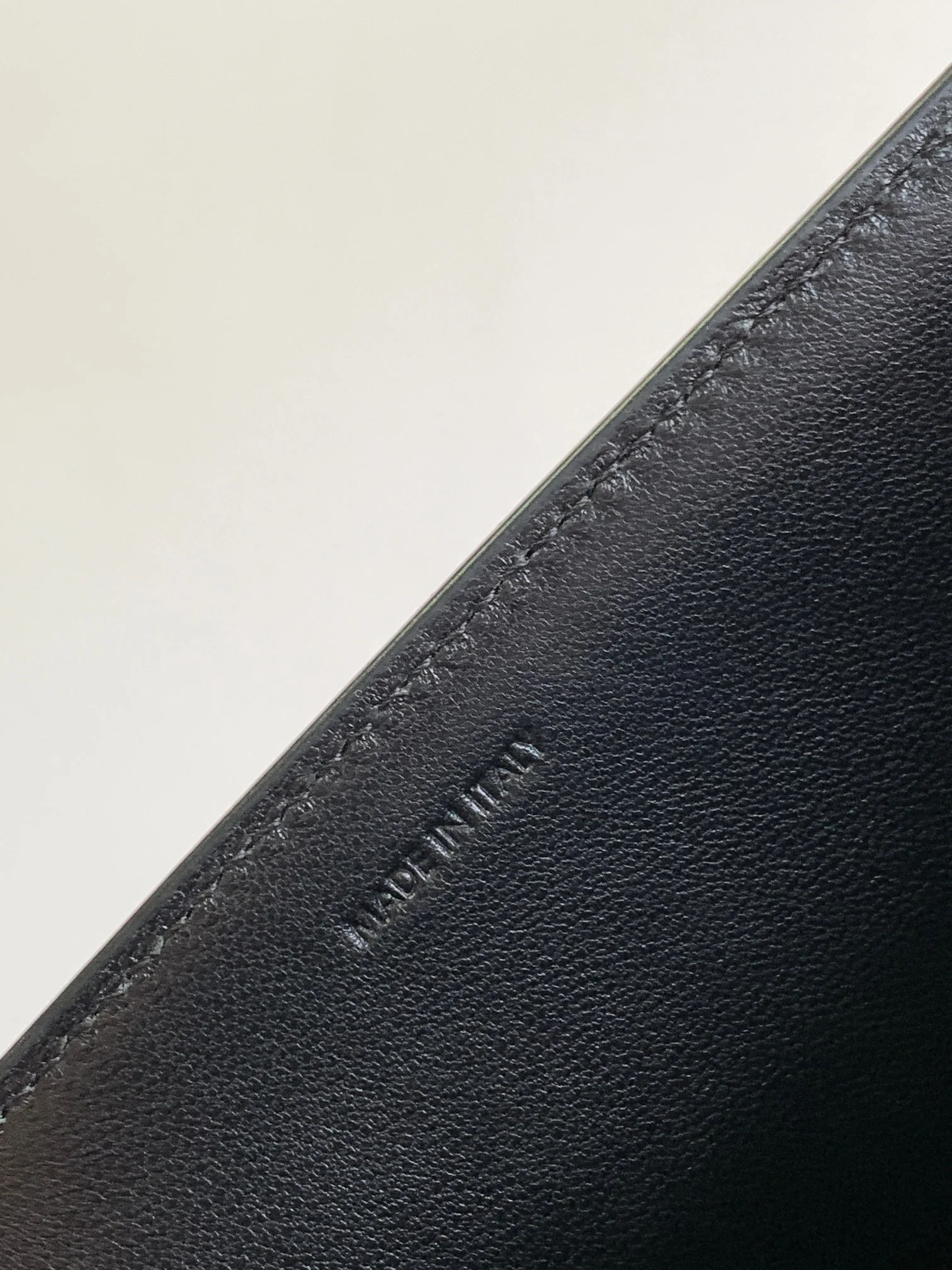 Сумка Celine Soir Triomphe WOC из кожи с цепочкой, осень/зима 2023, черная.