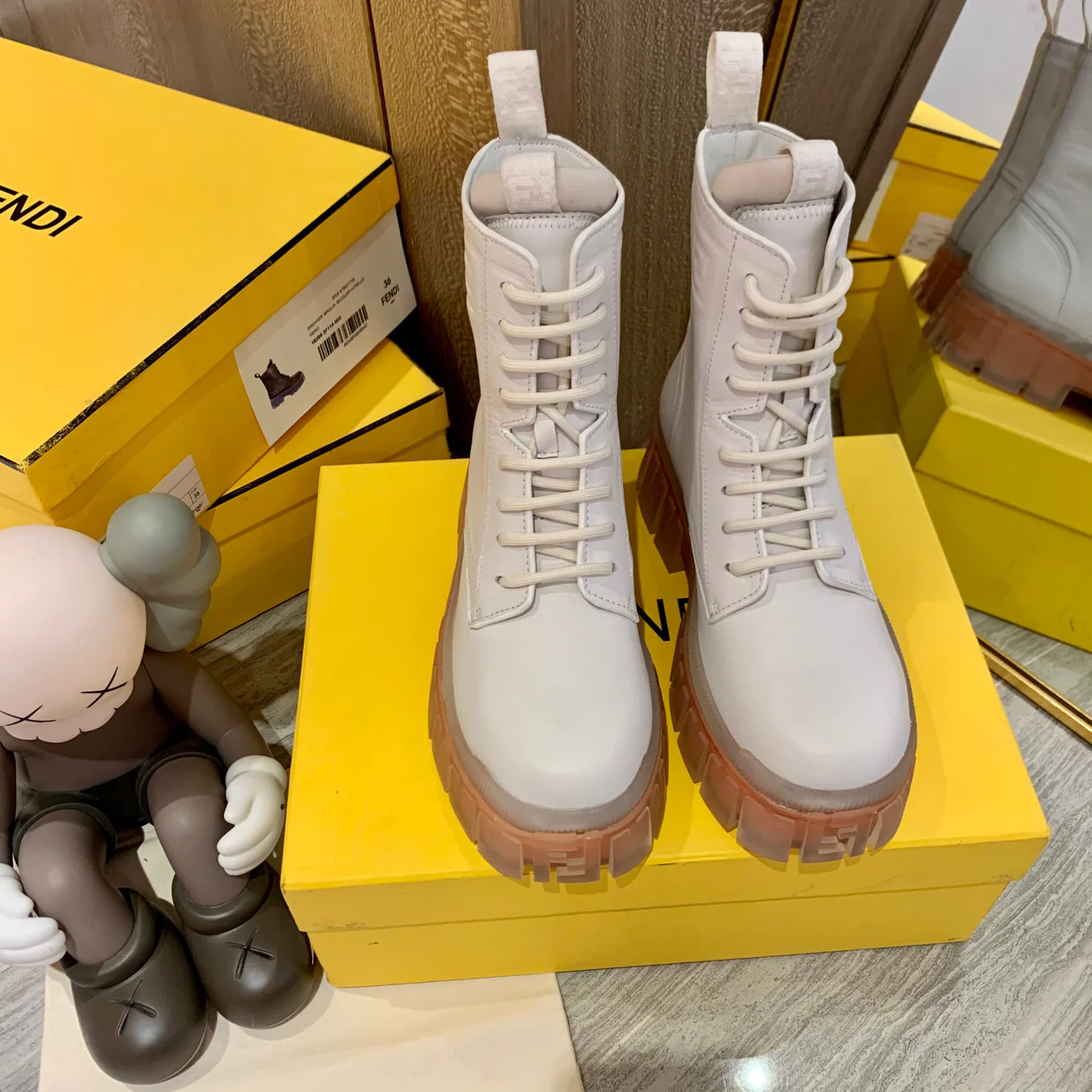 Ботинки Fendi на платформе со шнуровкой, белые.