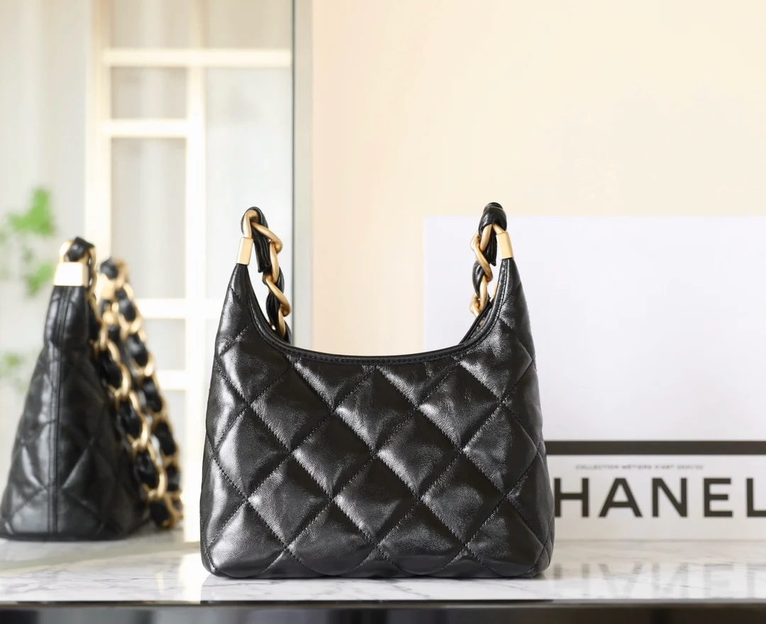 Сумка Chanel 24a Métiers d'Art из глянцевой овечьей кожи, маленькая, черная.