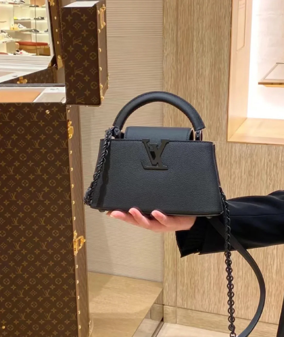 m23955-LV-capucines Сумка/кроссбоди Black Knight - Черная мини-сумка