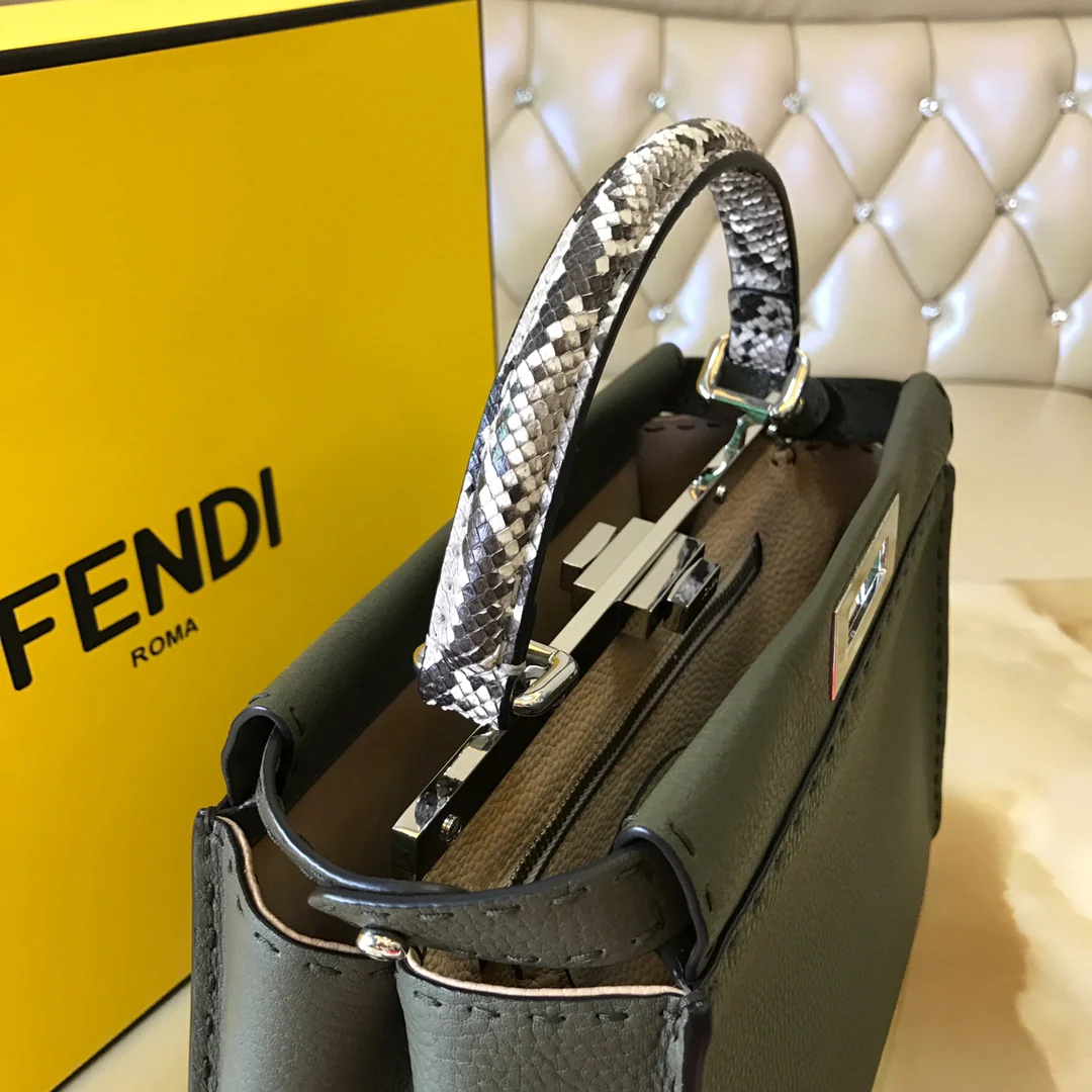 Сумка Fendi Peekaboo Medium из черной кожи.