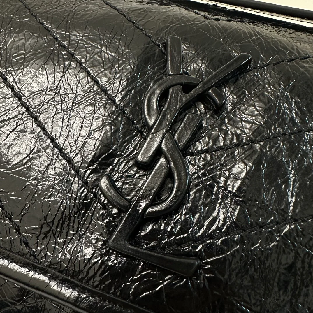 YSL Niki Baby 28 см, кожаный ремешок, черный, с золотой цепочкой