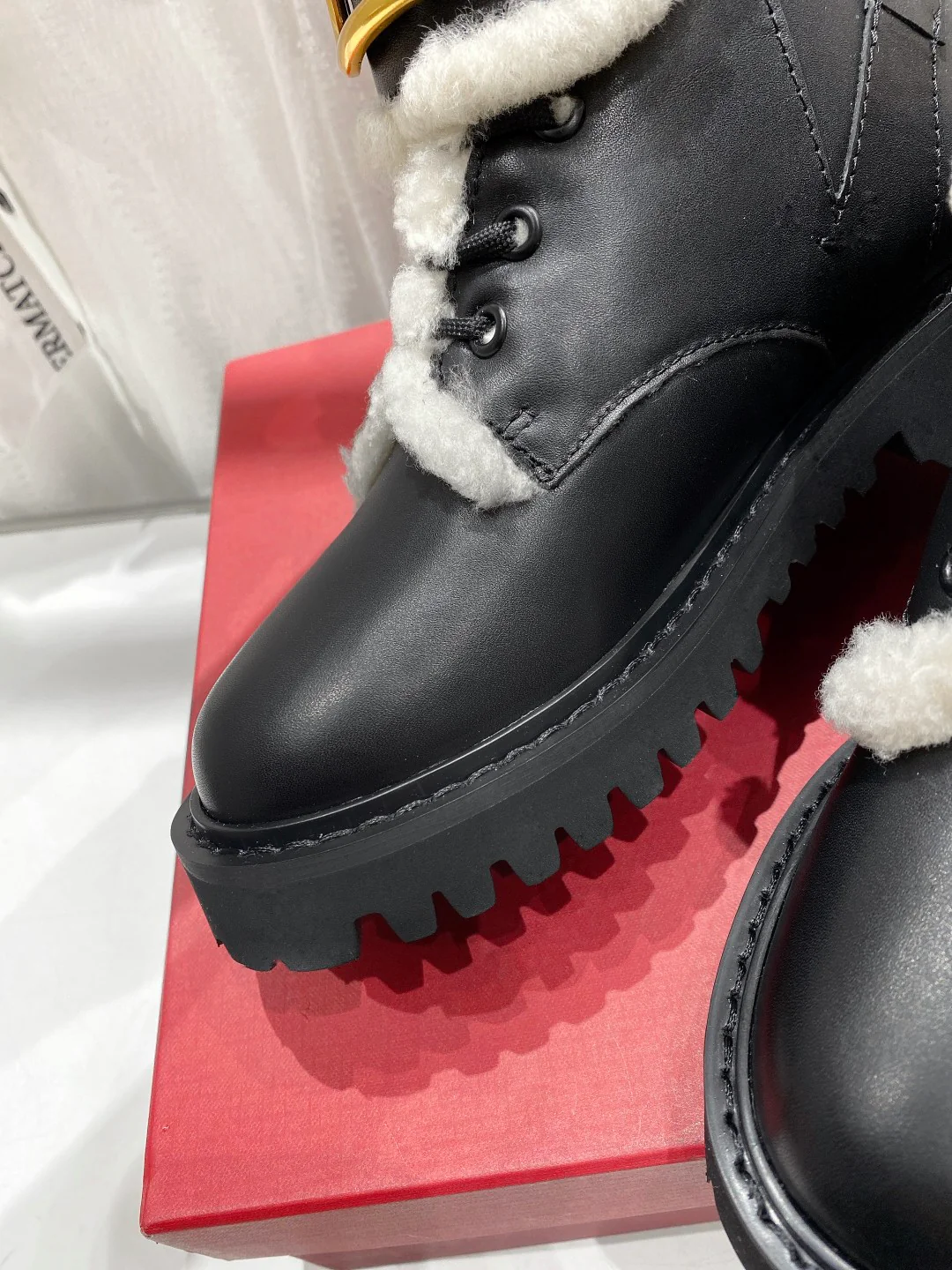 Ботинки на платформе Valentino с подкладкой из овчины — черные