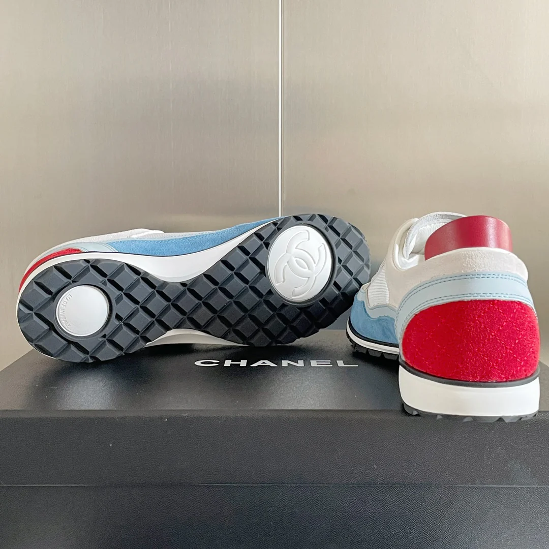 Новинка 2023 года от Chanel - Повседневные кроссовки в стиле колор-блок - Бело-синие