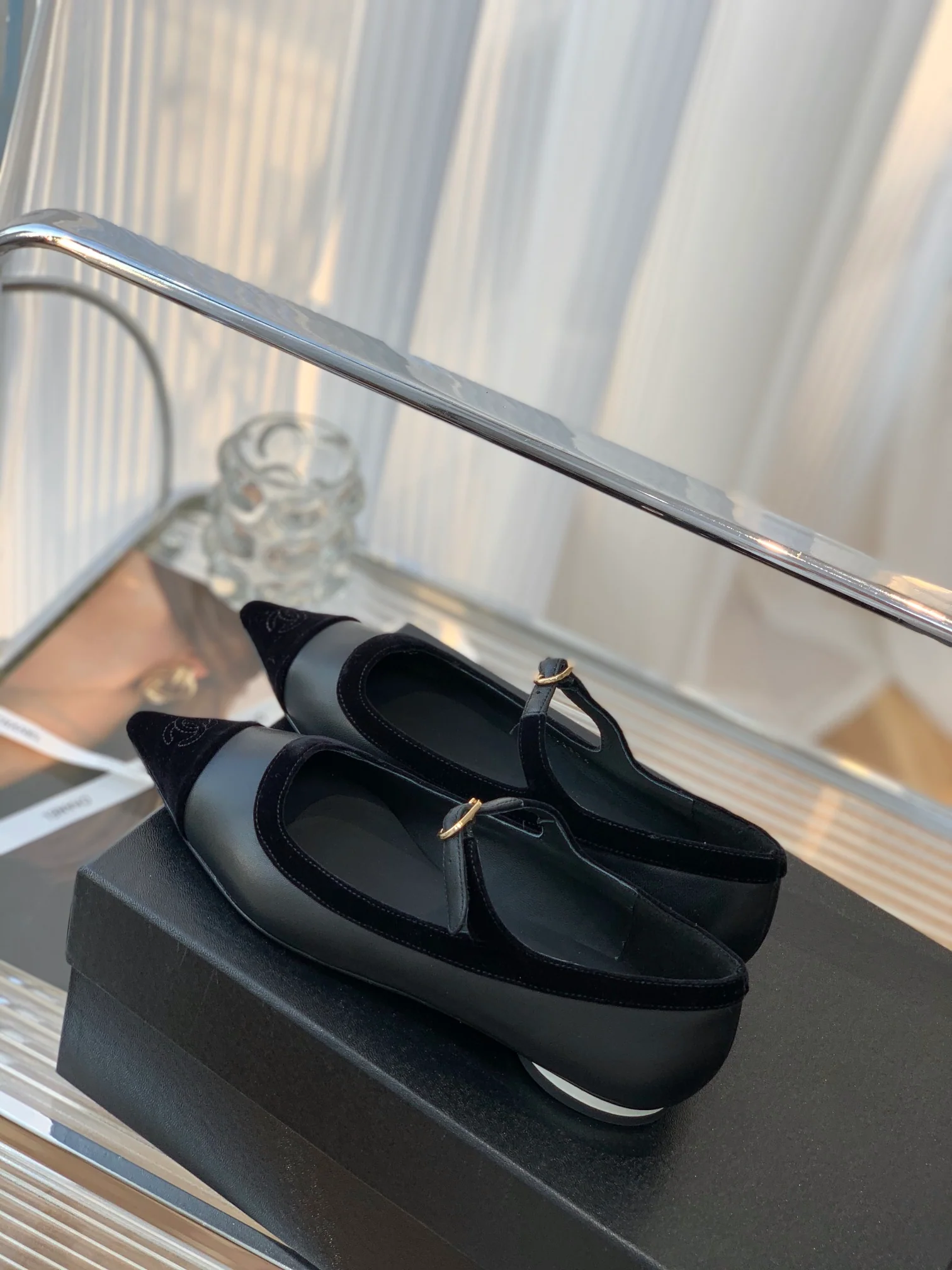 Туфли ?Мэри Джейн? от Chanel — бархат с отделкой из овечьей кожи — серые.