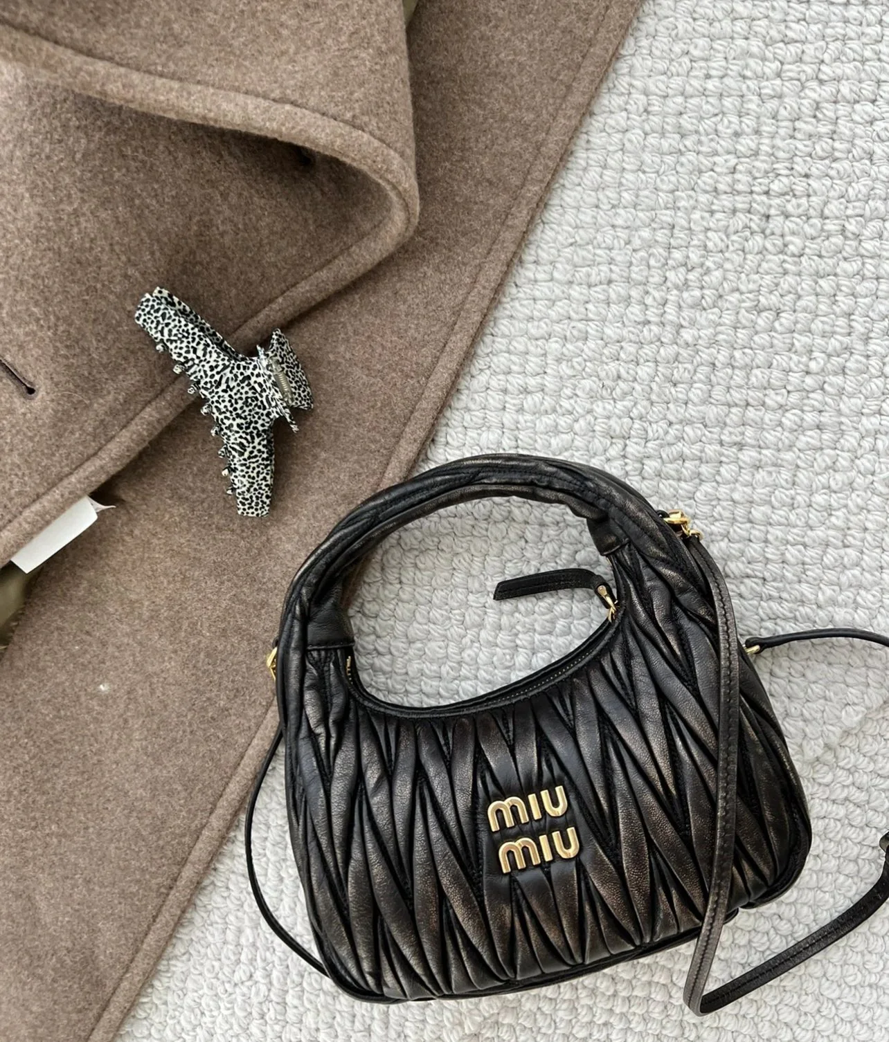 Сумка Miu Miu Wander — подборка фотографий, демонстрирующих людей, носящих её.