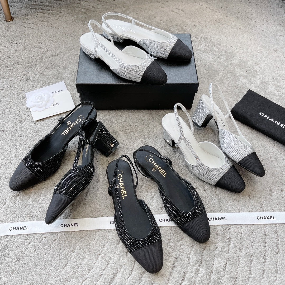 Chanel - Атласные босоножки на низком каблуке со стразами - Белые