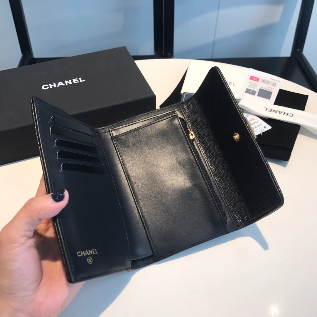 Чехол Chanel Le Boy Tri-fold Frame - Черная кожа цвета личи с золотой пряжкой - 1 шт.