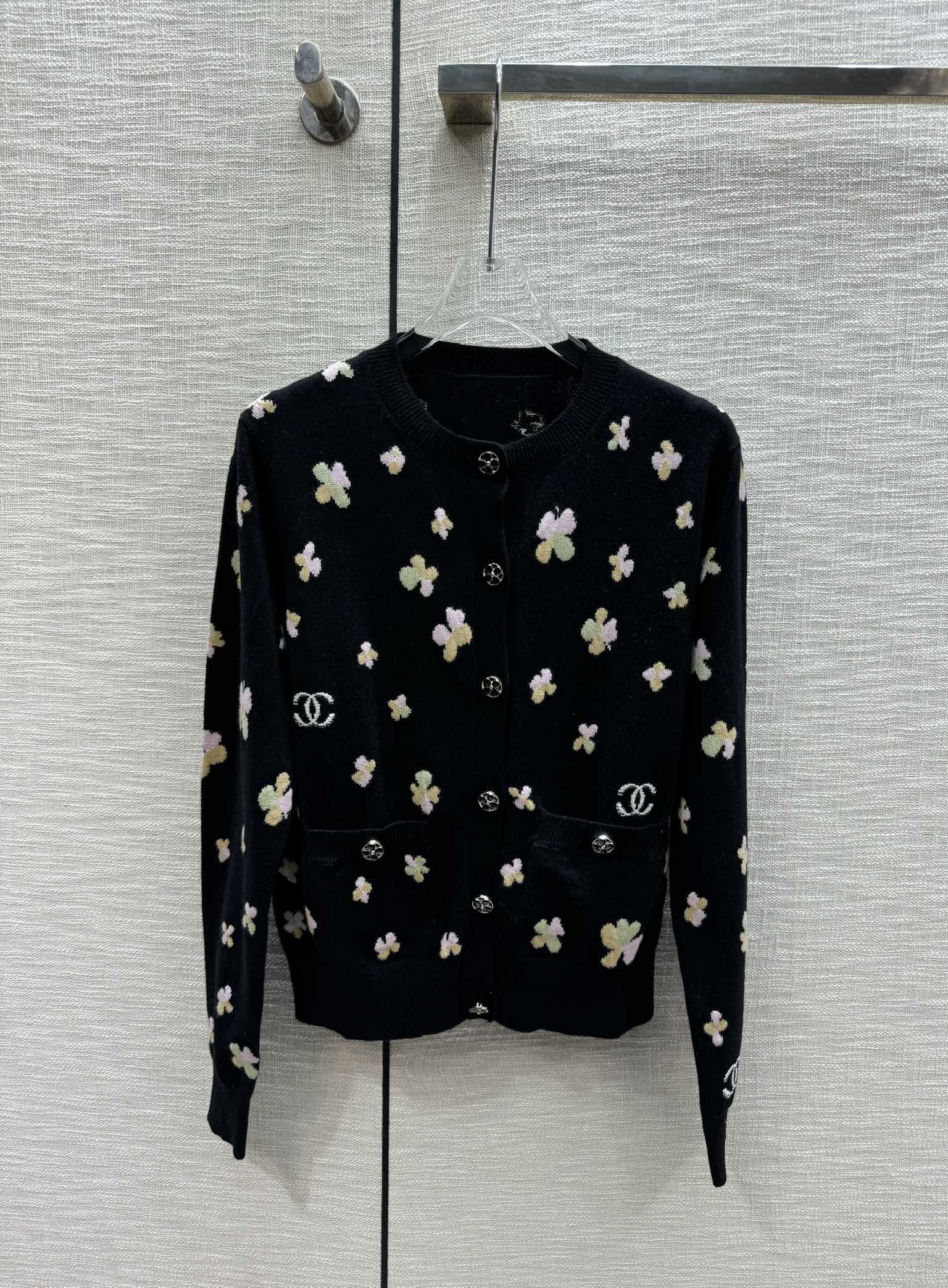 Кардиган Chanel 2403-24 из коллекции Early Spring Métiers d'Art с четырехлистным клевером — черный.