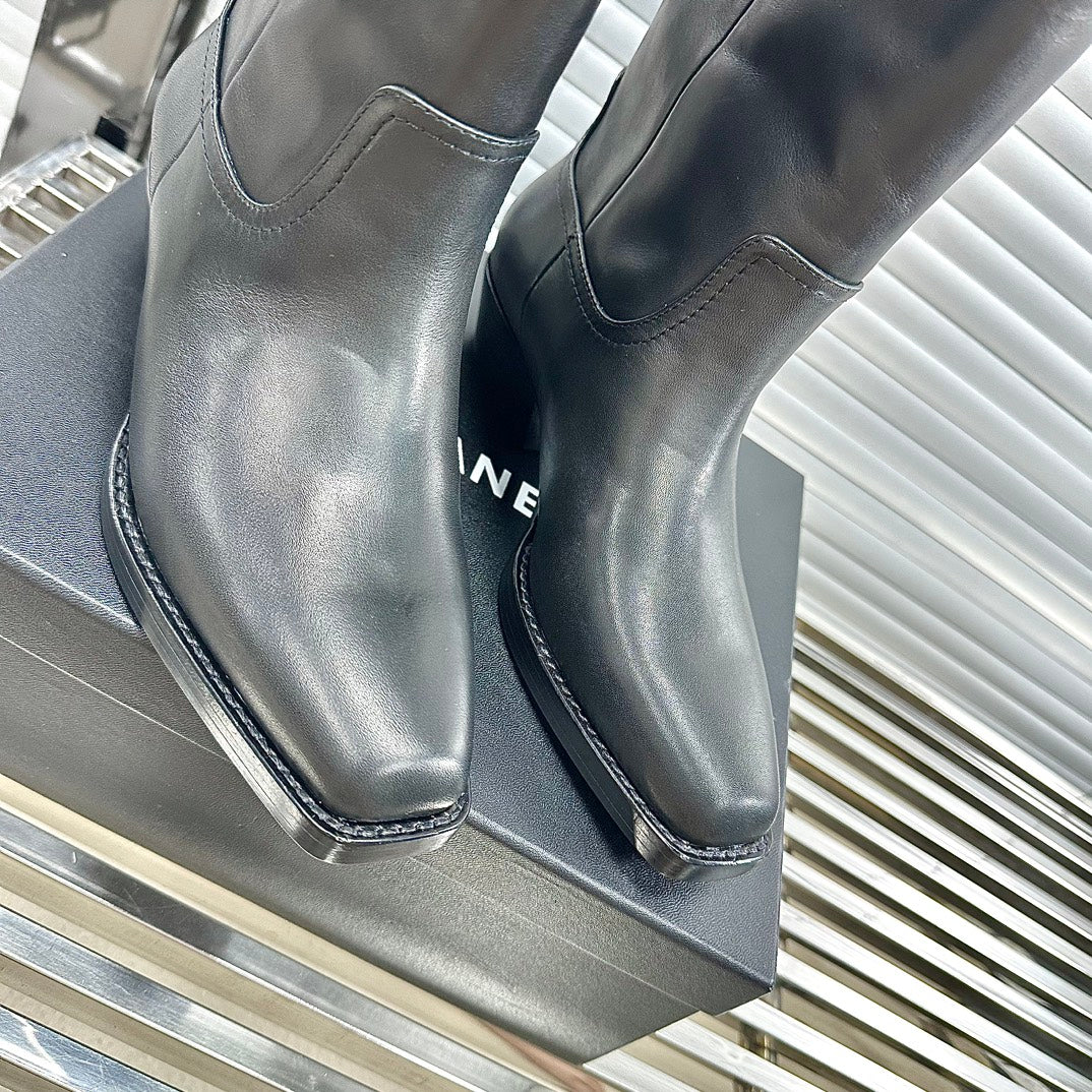 Новинка сезона осень/зима 2023 от Chanel - Мотоциклетные ботинки на низком каблуке - Черные