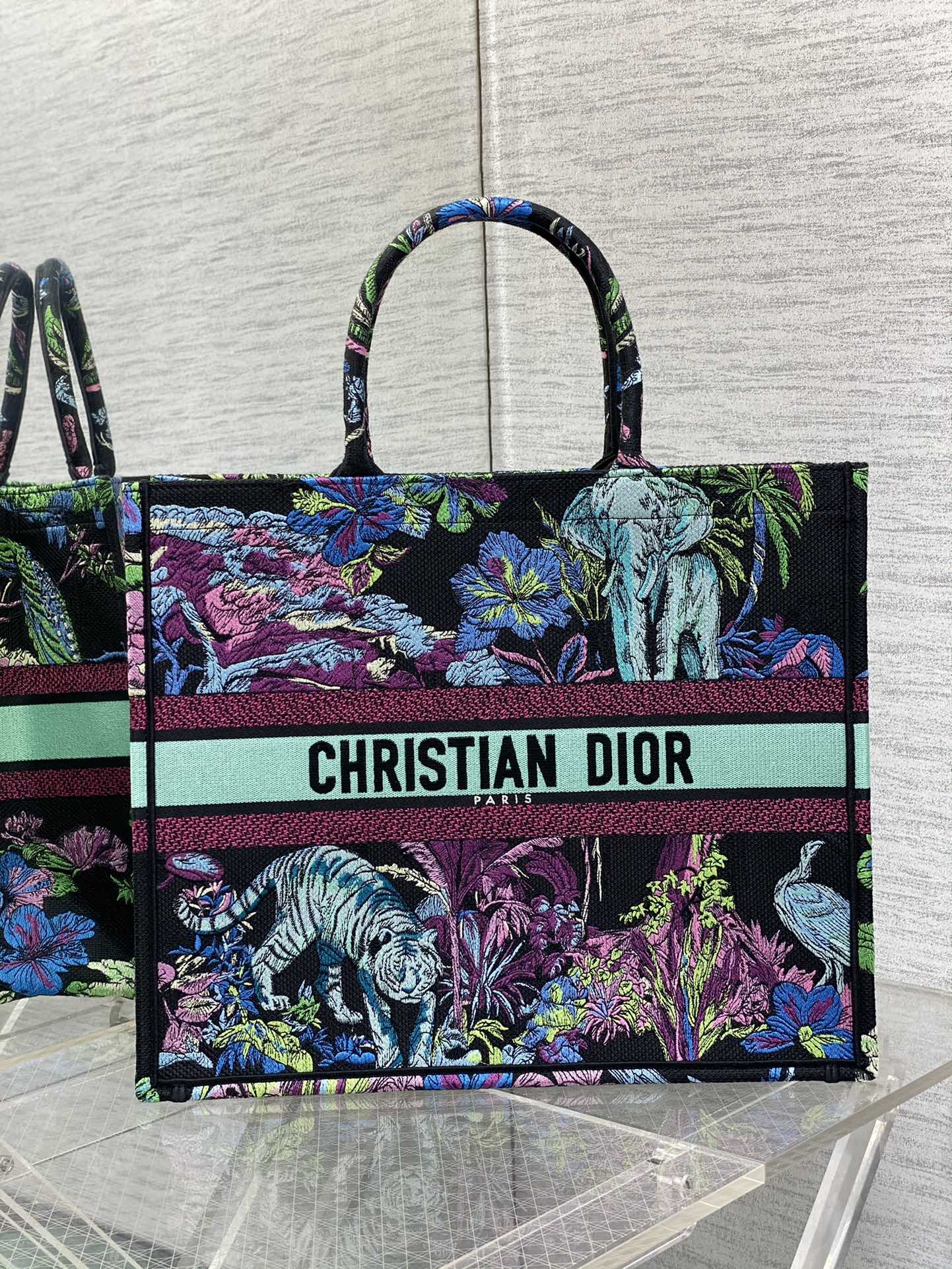 Сумка Dior Book Tote из коллекции Весна/Лето 2023 — Цвет ?зоопарковый синий? — Большой размер