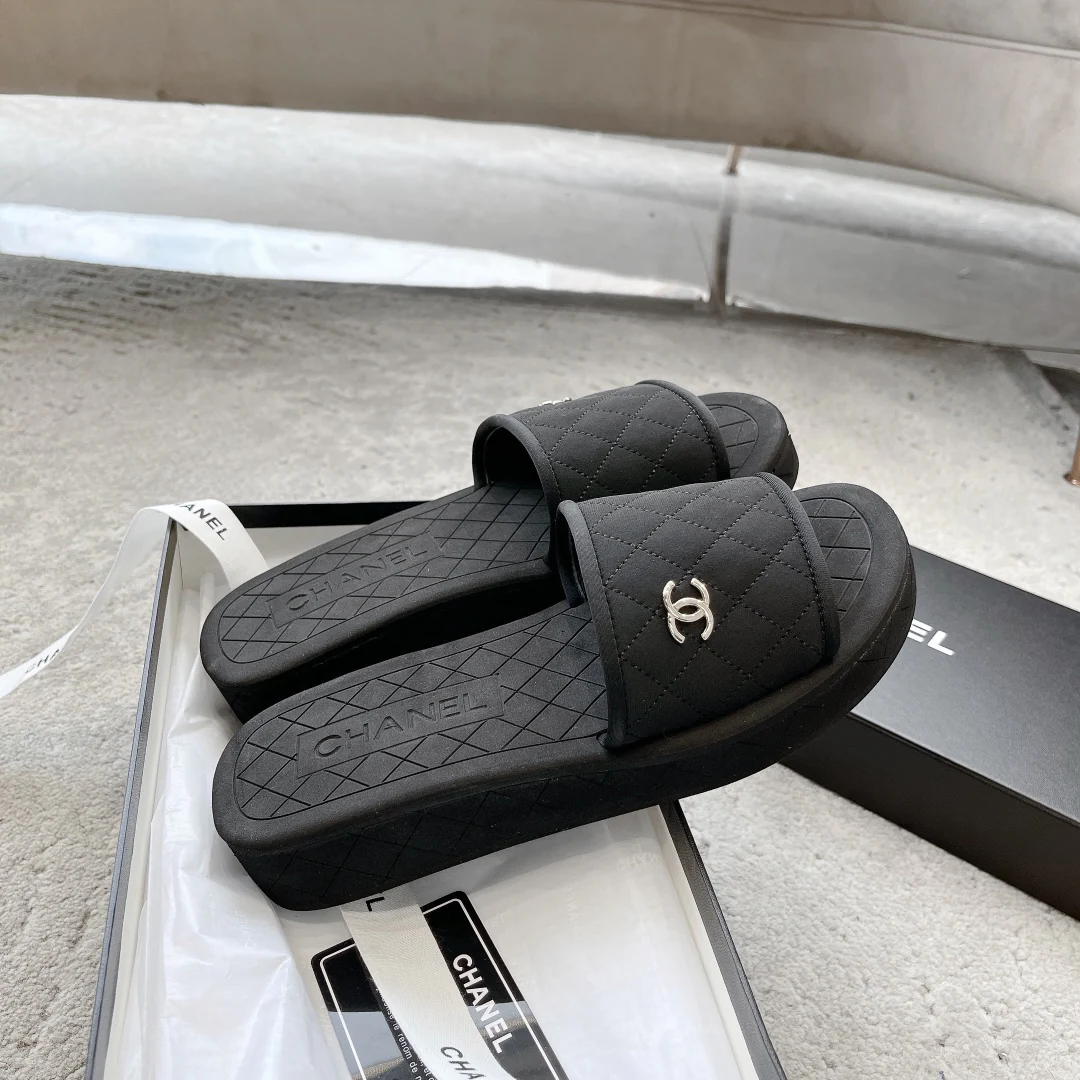 Новинка сезона весна/лето 2023 от Chanel - кожаные тапочки из овечьей кожи - черные.