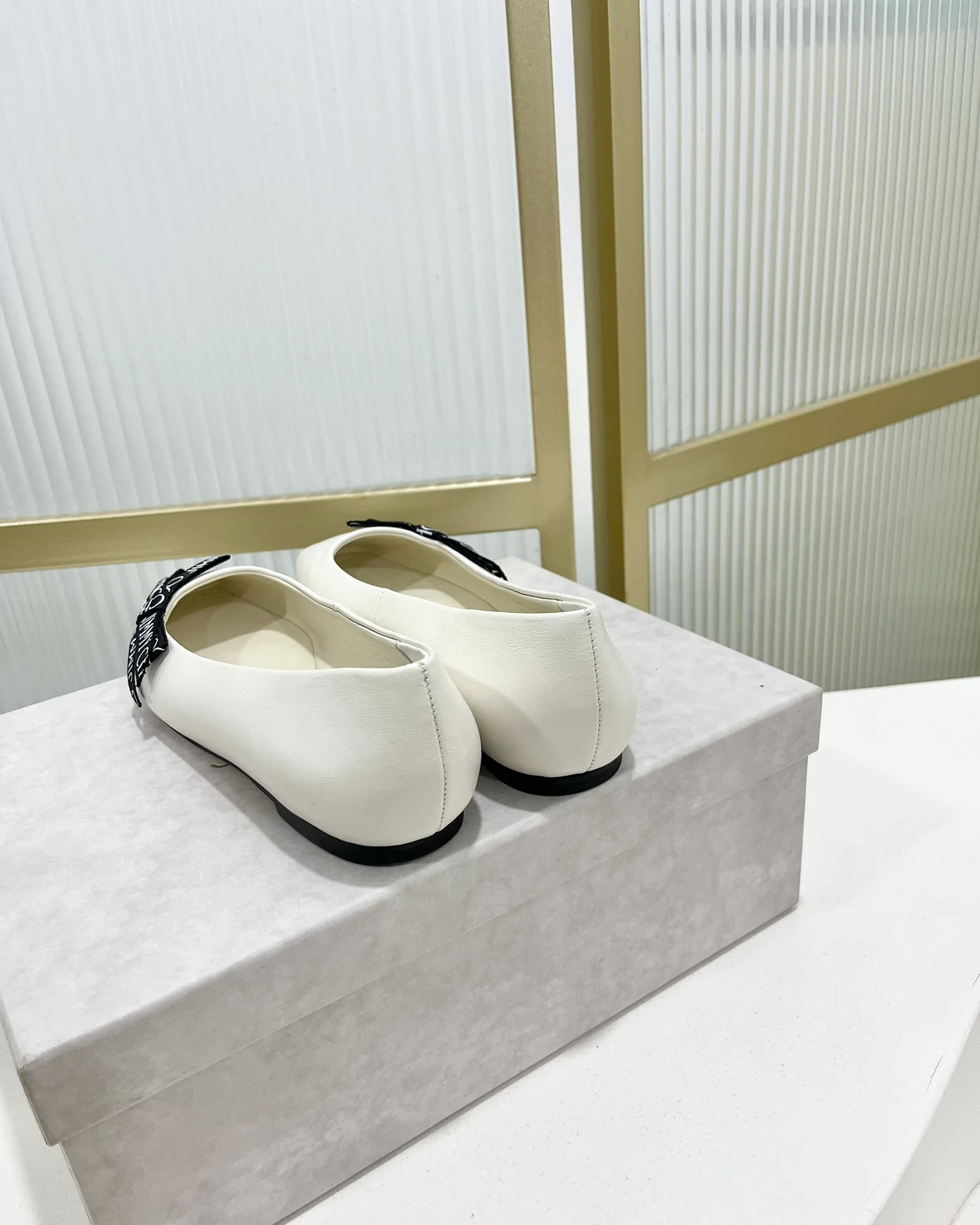Jimmy - Новинка 2023 года - Туфли-балетки с квадратным носком и принтом из тесьмы - Белые