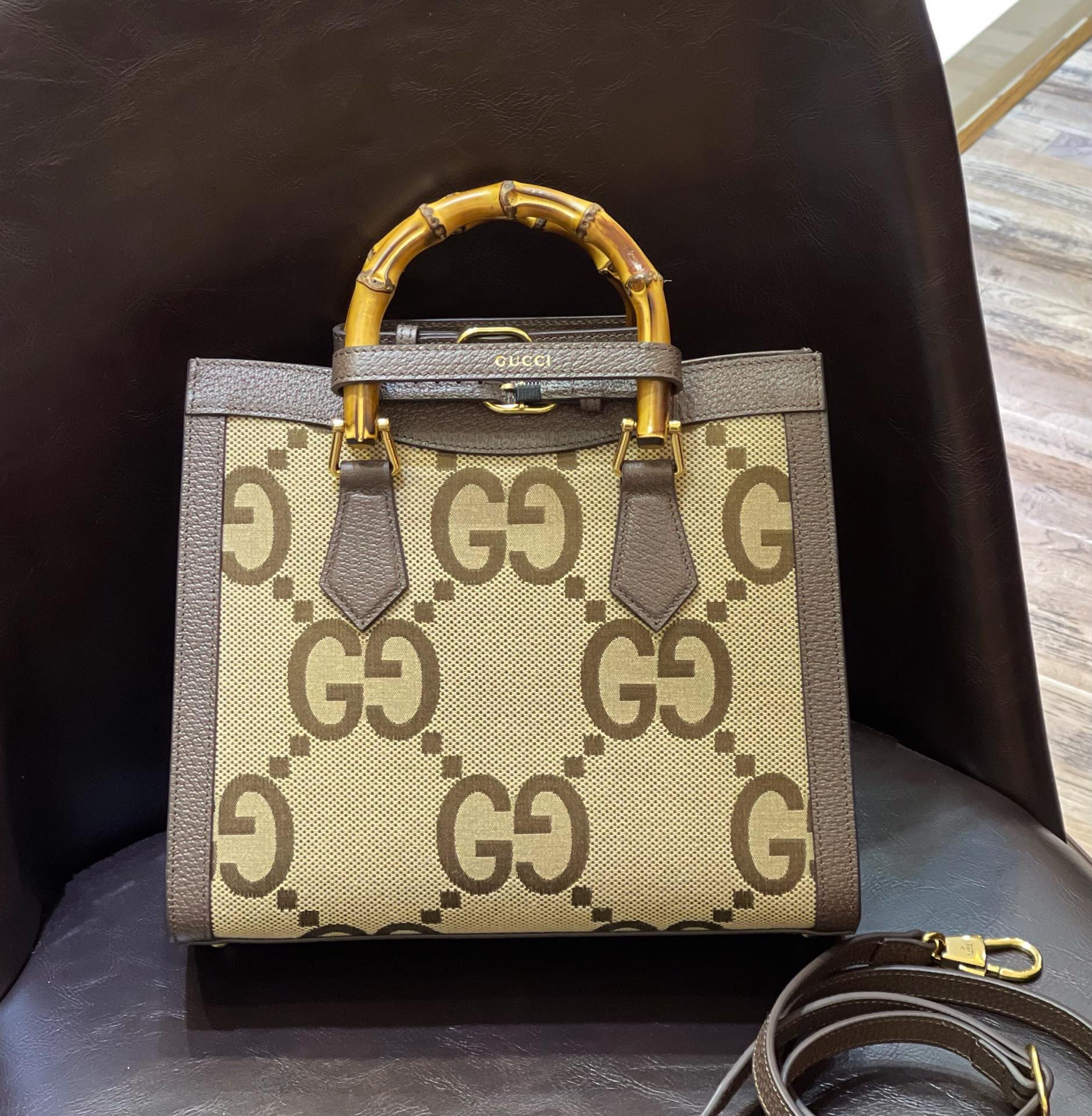Сумка-тоут Gucci из канваса с принтом G-Flower и бамбуковой ручкой - 27x24x11 см