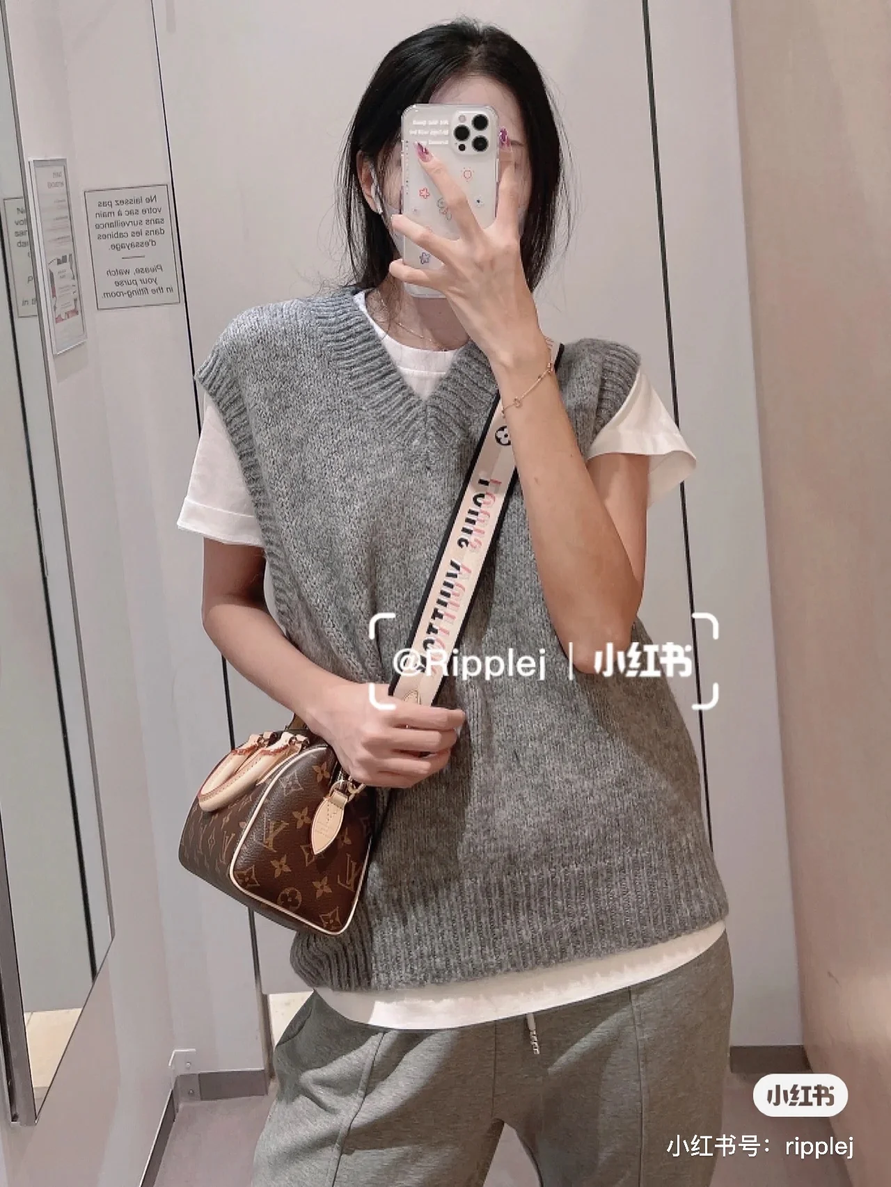 m45957-LV-speedy-bandouliere-20-handbag-on-body photo