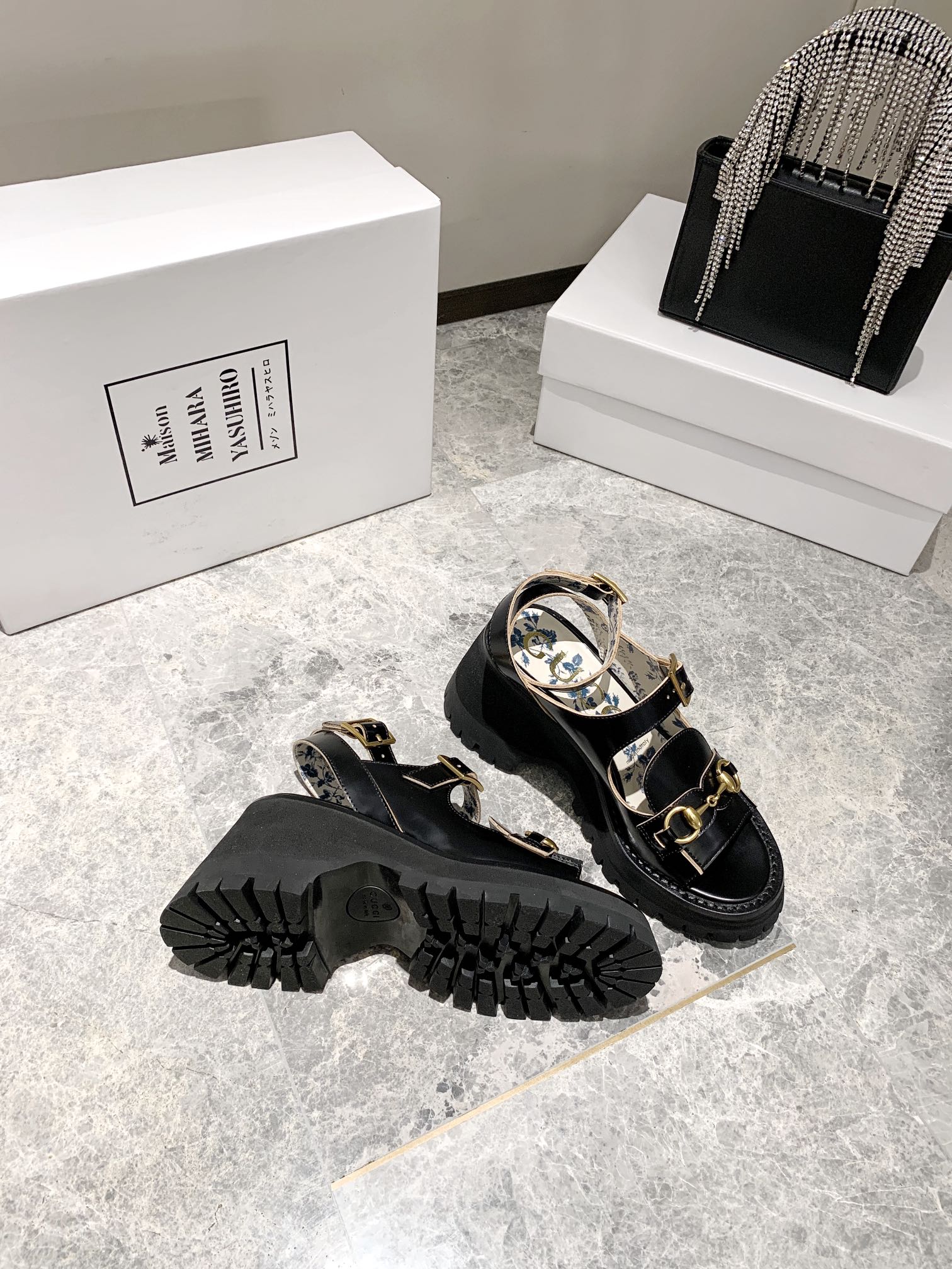 Сандалии Gucci Retro Street с пряжкой на платформе