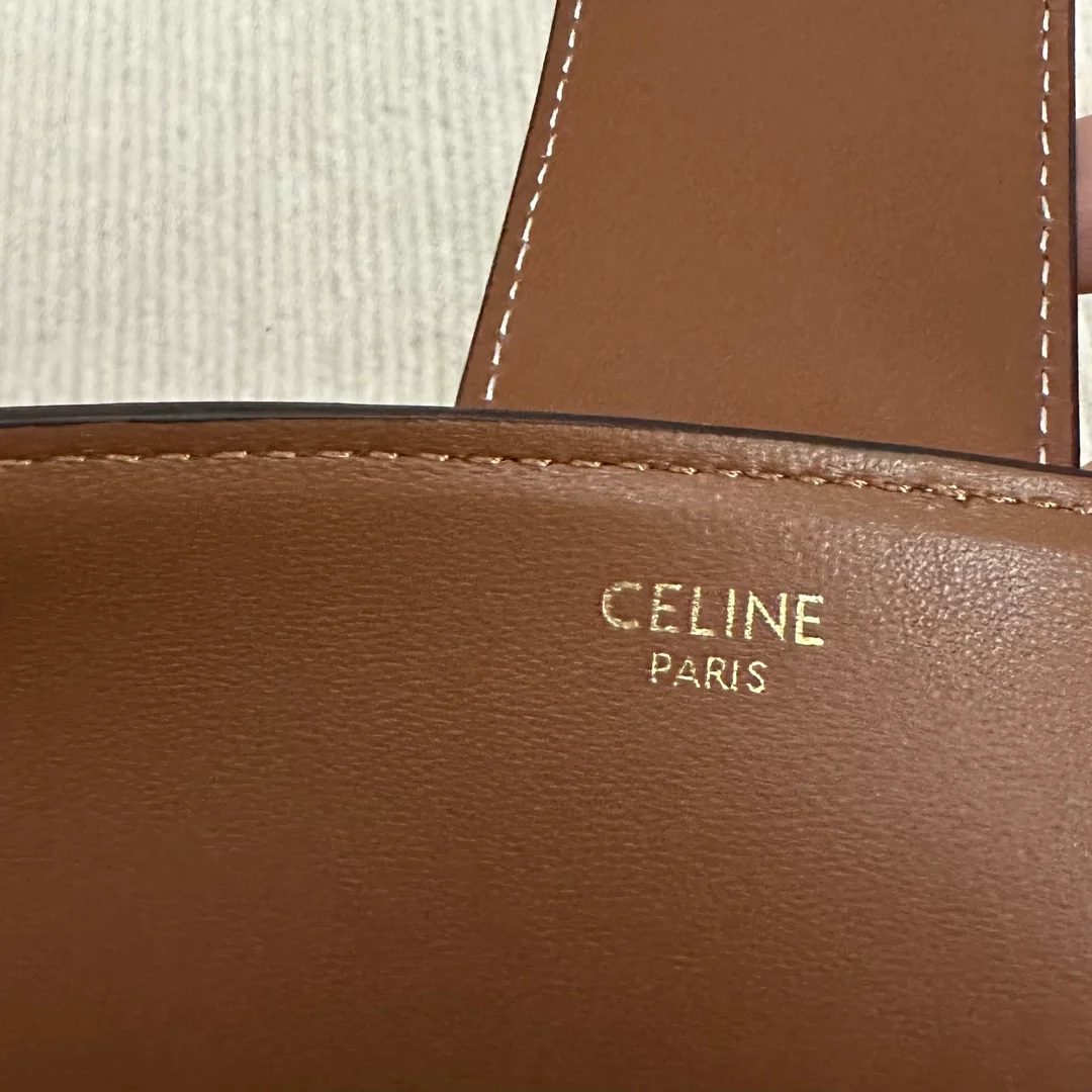 Кожаная сумка-ведро Celine Triomphe - коричневая