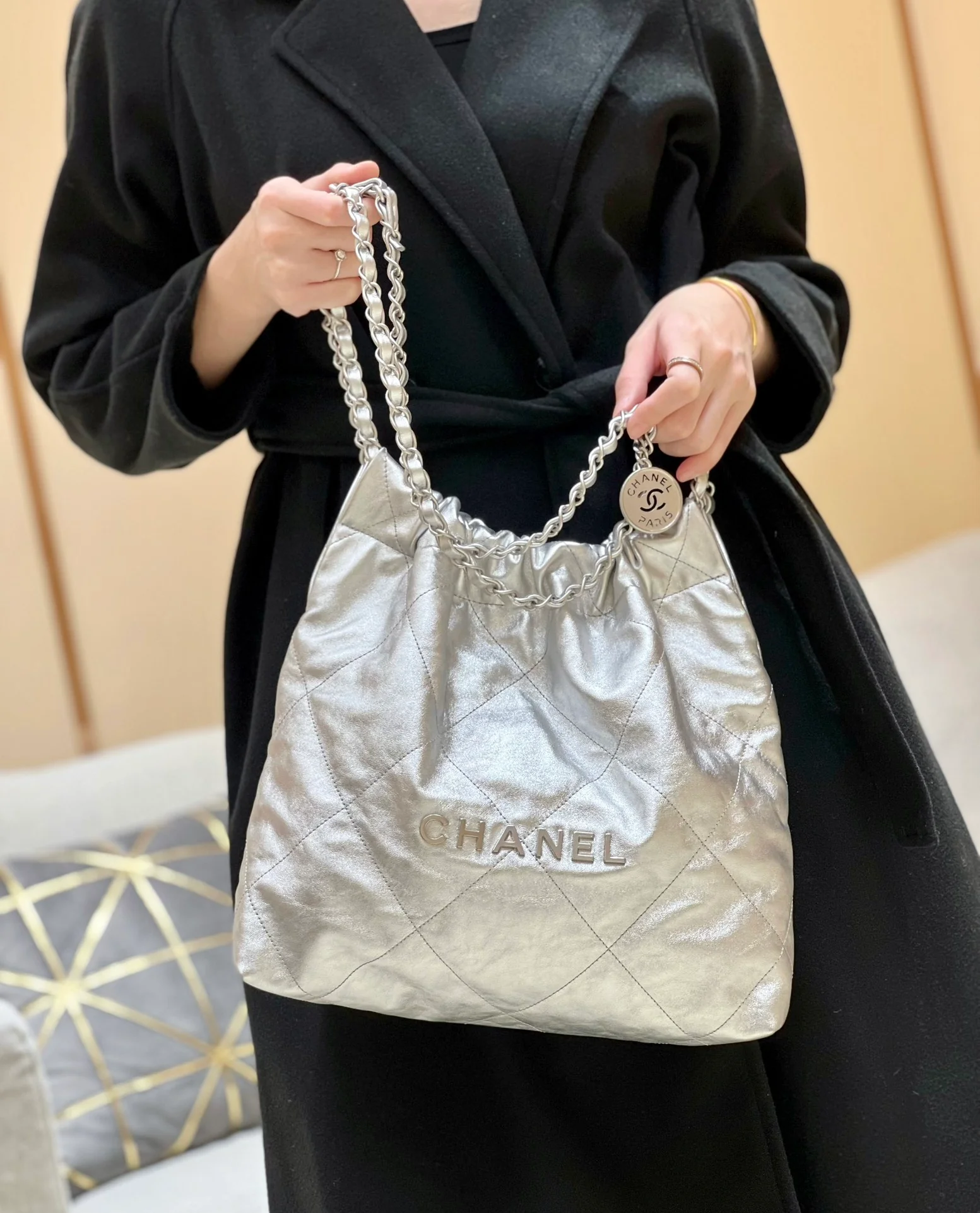 Новинка сезона весна/лето 2023 от Chanel - сумка 22bag - маленькая - серебристая - Фотографии в действии.