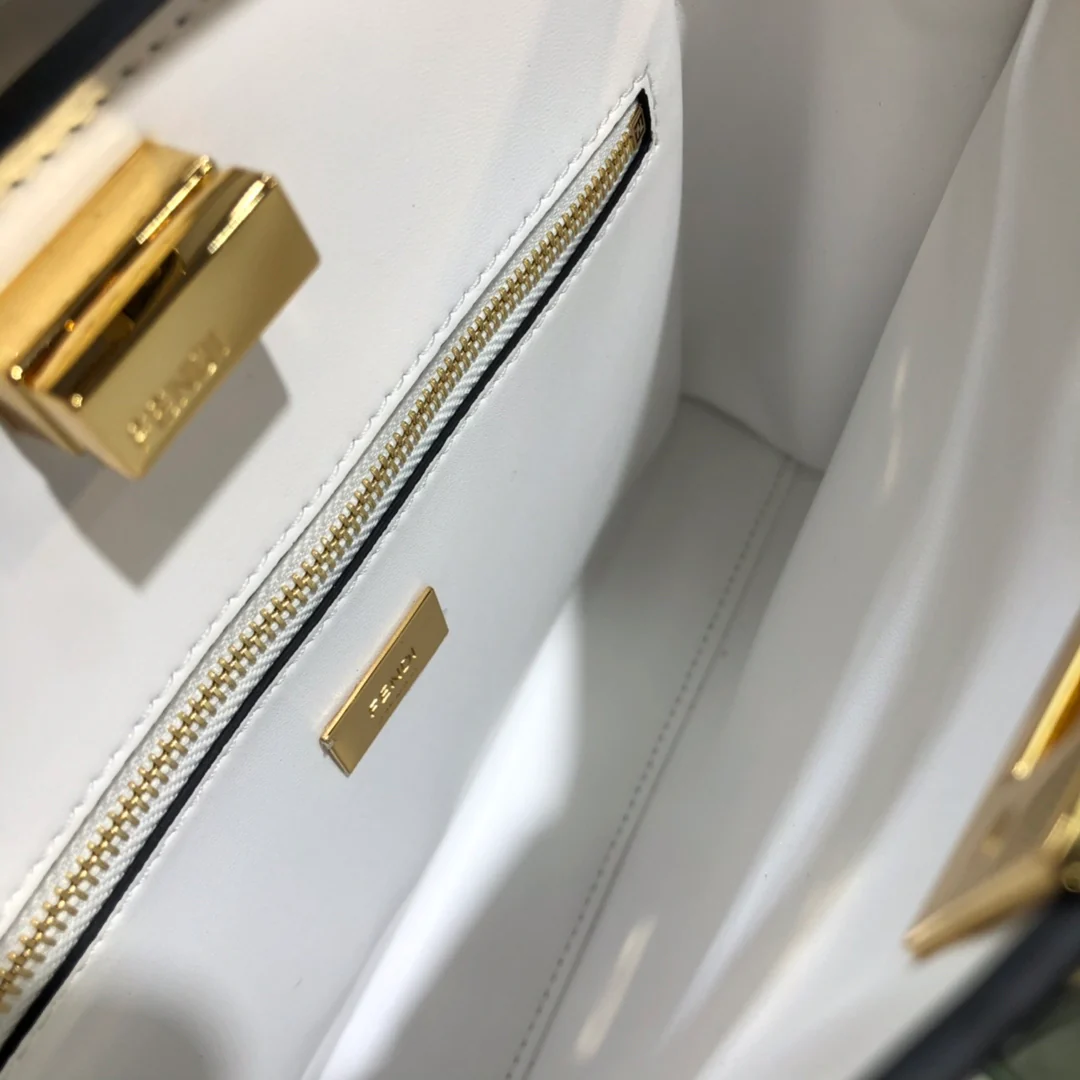 Маленькая кожаная сумка Fendi Peekaboo в синюю клетку