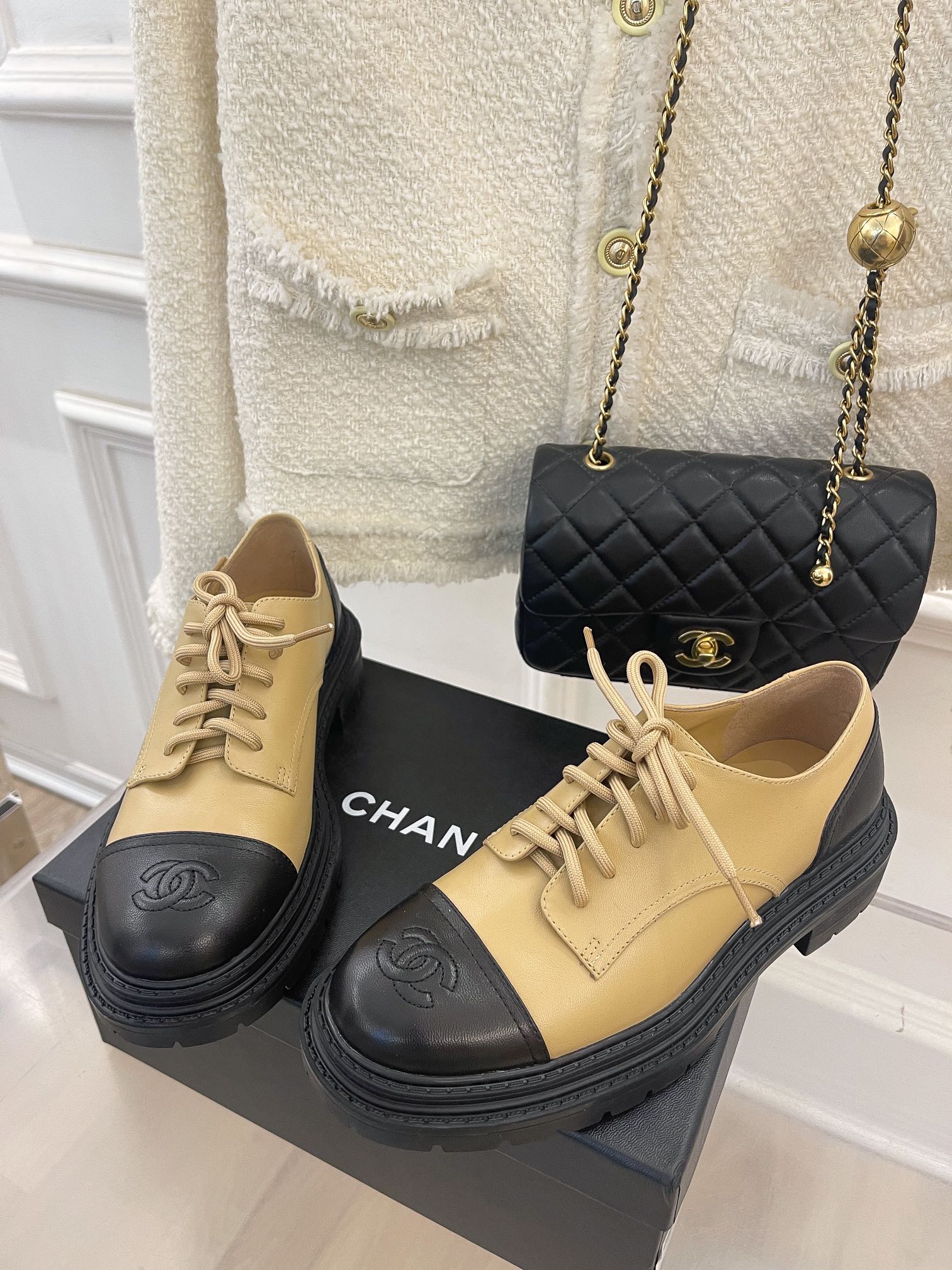 Новинка сезона осень/зима 2022 от Chanel - Классические кожаные туфли - Абрикосово-черный цвет