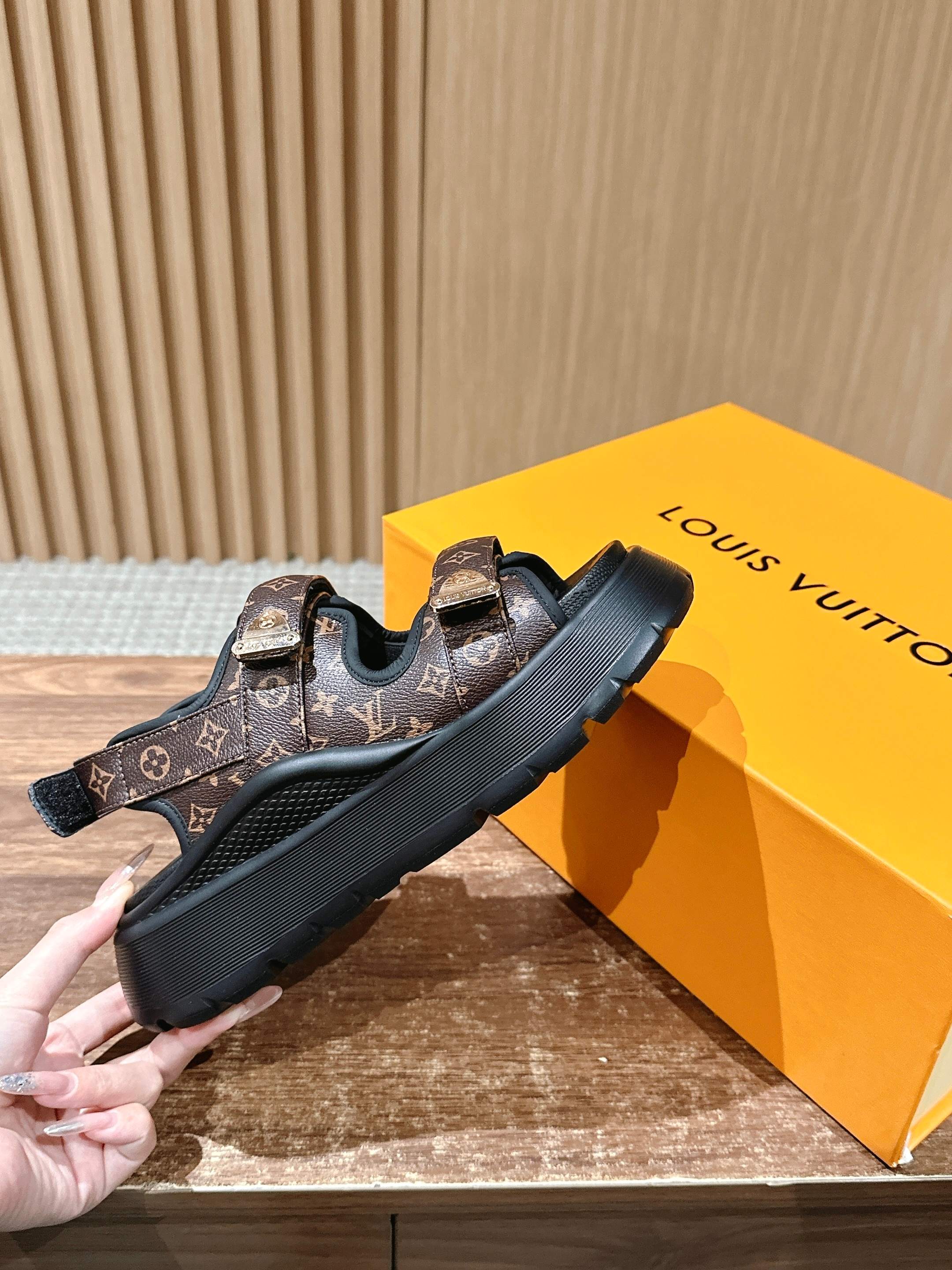 Новая коллекция LV ?Ранняя весна 2025? — замшевые сандалии из кожи с монограммой.