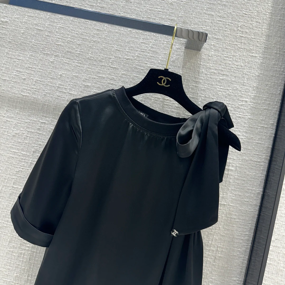 Новая коллекция Chanel Весна/Лето 2024: Топ с бантом, круглым вырезом и одним рукавом - Черный