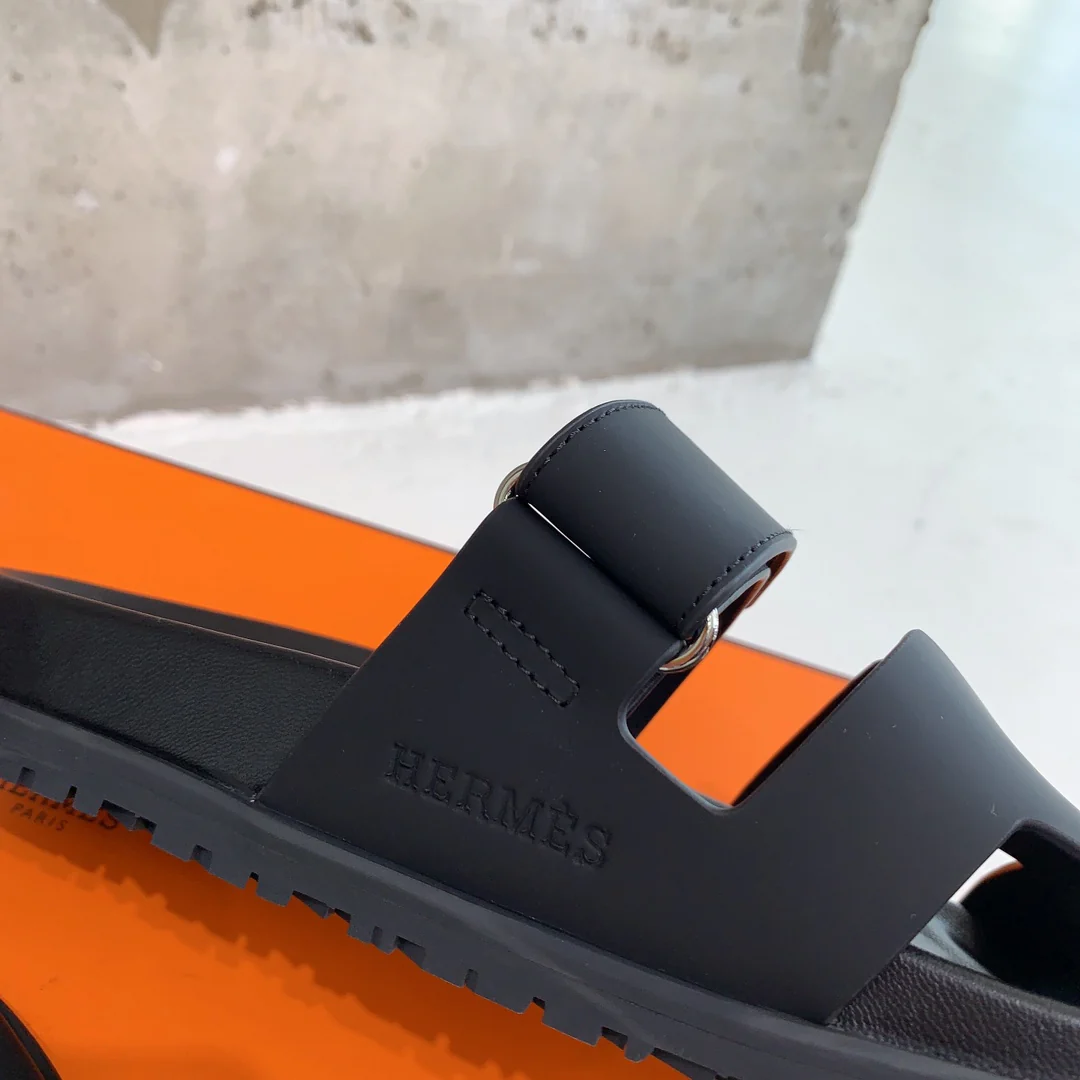 Кожаные тапочки Hermes из шелковистой кожи - черные