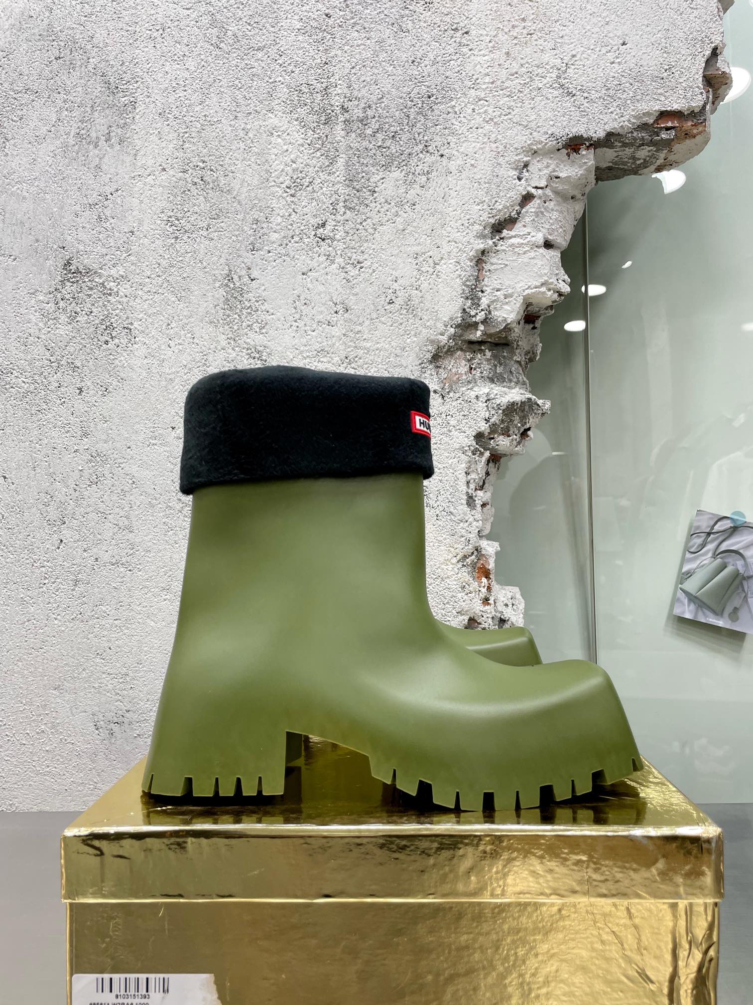 Сотрудничество Balenciaga и Hunter — суперпопулярные парижские резиновые сапоги.