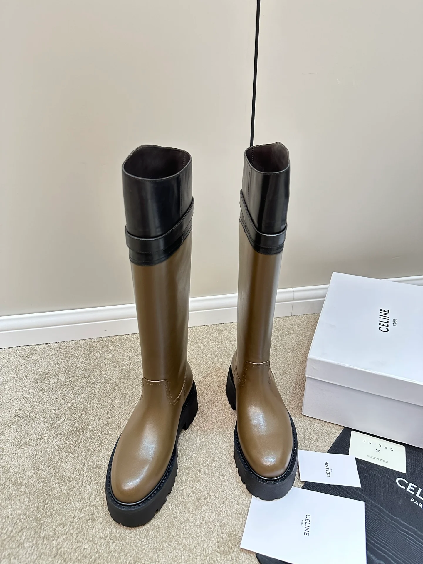 Образ с показа Celine осень/зима 2023 — высокие сапоги — чёрно-коричневый