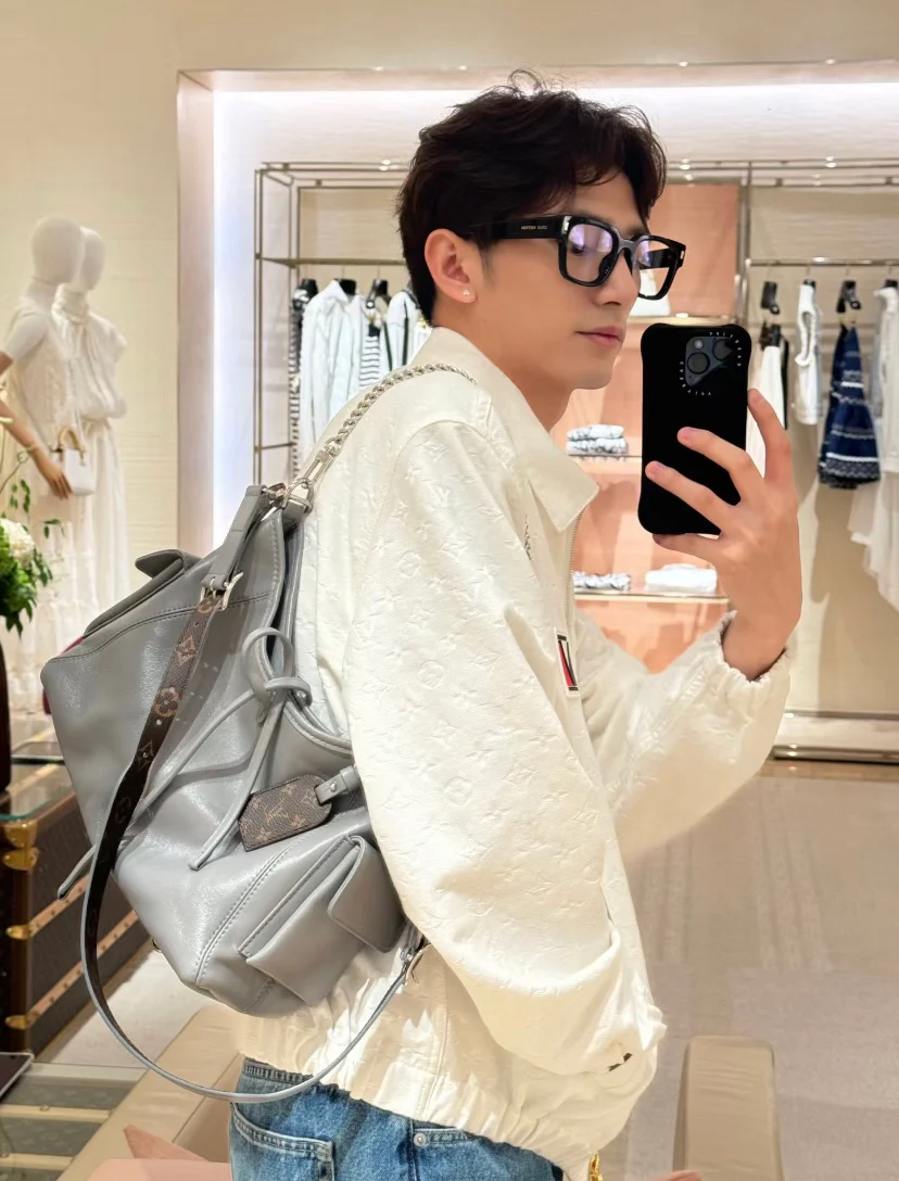 LV-m24861-carryall-cargo-vibe-pm handbag-grey