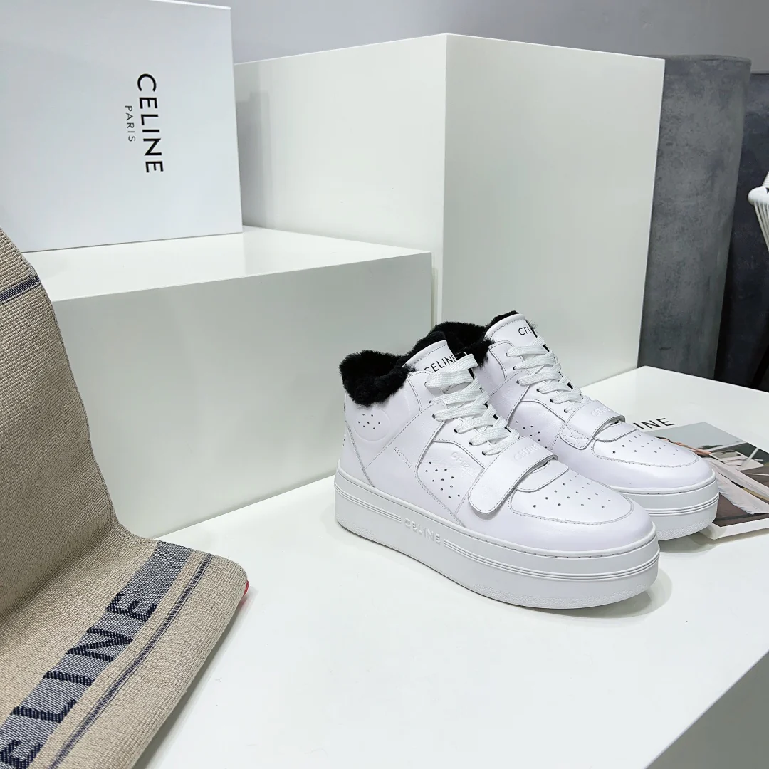 Новинка осенне-зимней коллекции Celine 2022 — высокие кеды на платформе с меховой отделкой — белые.
