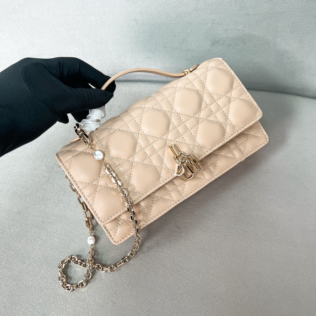 Клатч Dior Ladyd абрикосового цвета