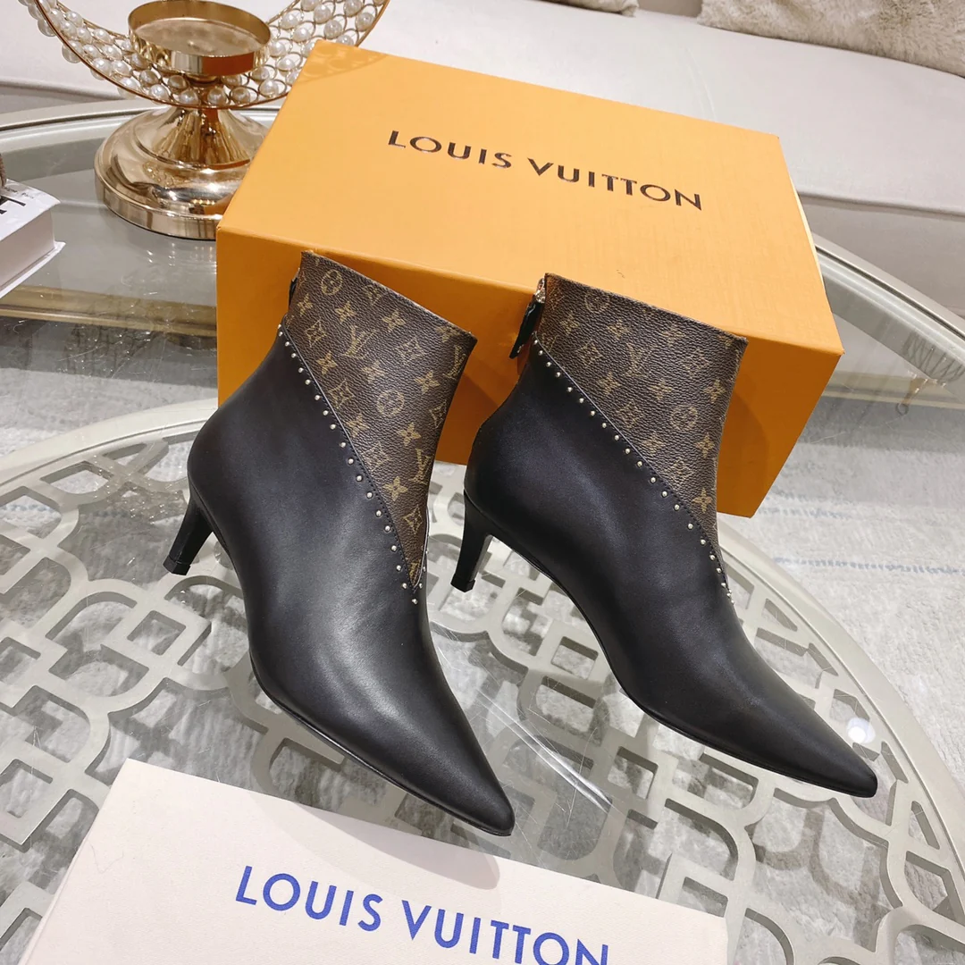 Ботильоны на шпильке с монограммой LV