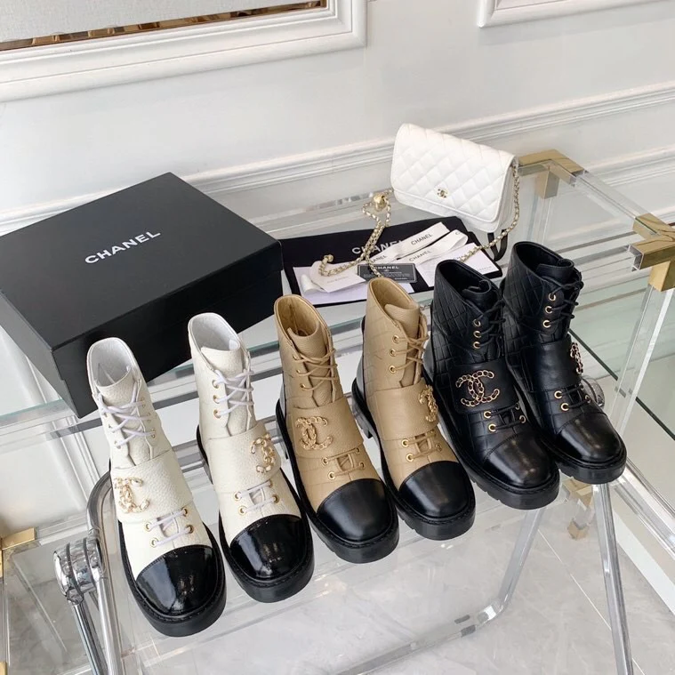 Ботинки Chanel 22 с двойным логотипом C и цветовыми блоками - изображение из коллекции