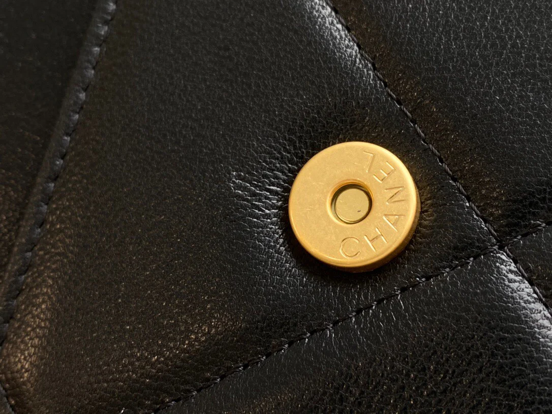 Chanel - Коллекция 19 WOC - Черный с золотой пряжкой