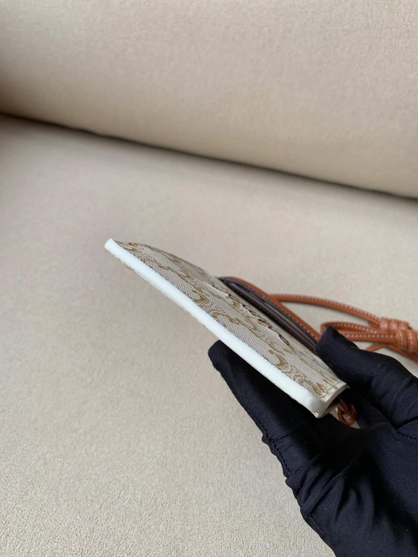 Celine 标志印花羊皮革翻盖手机包