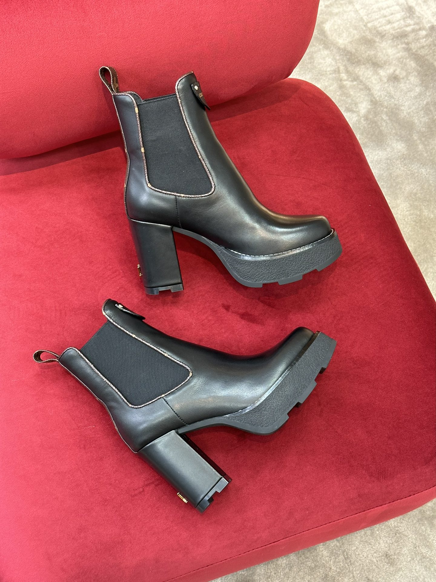 LV - Новинка сезона осень/зима 2022 - Ботильоны на массивном каблуке и платформе - Черные