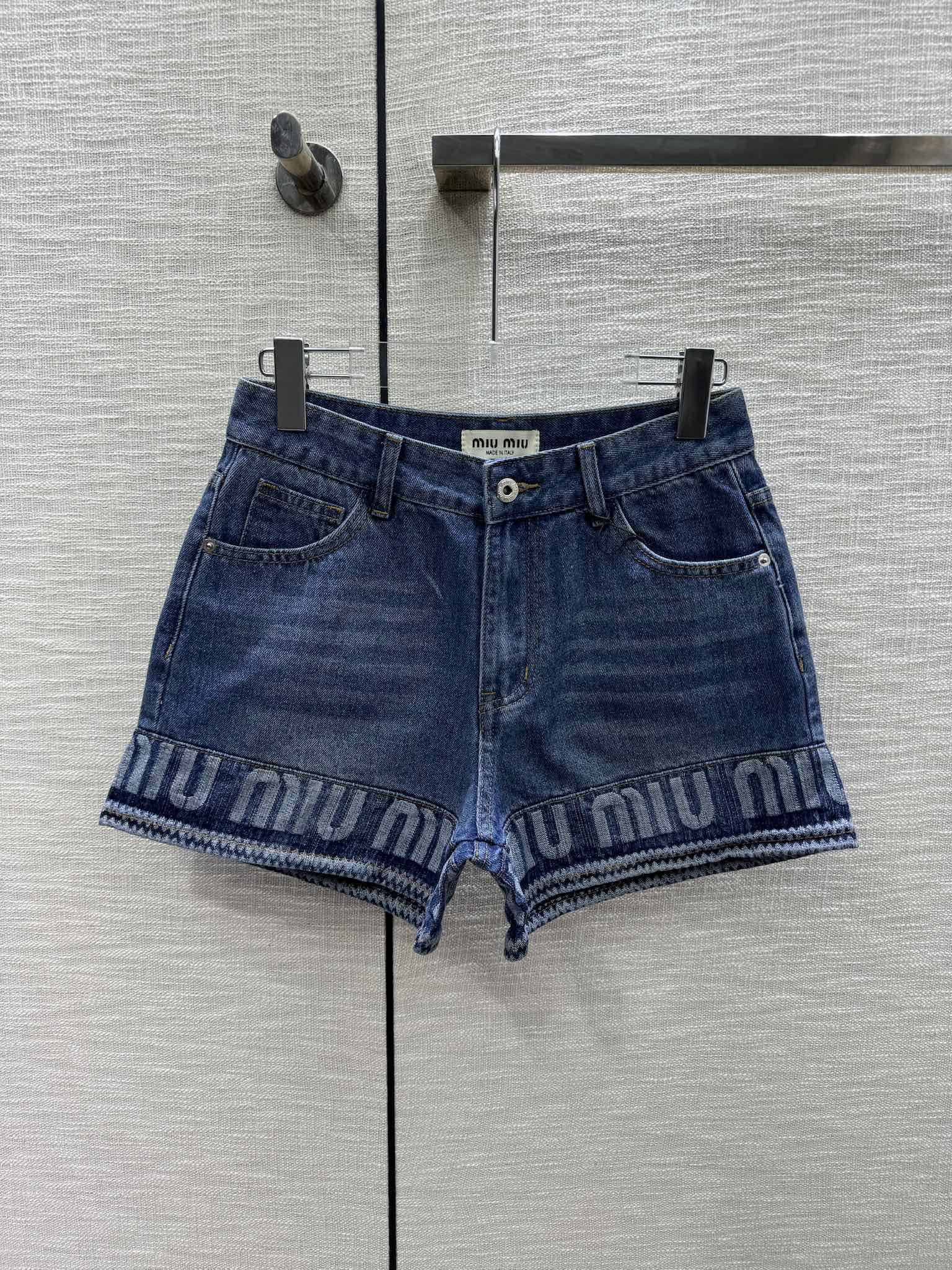 Miu Miu - 2404-24 Весна/Лето Новые джинсовые шорты с цветовыми блоками и логотипом