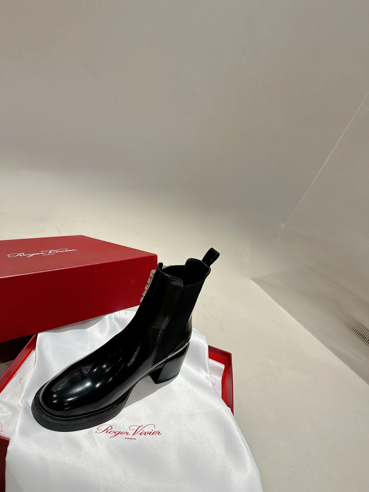 Ботильоны RV-2024 из лакированной кожи с бриллиантовой пряжкой - черные