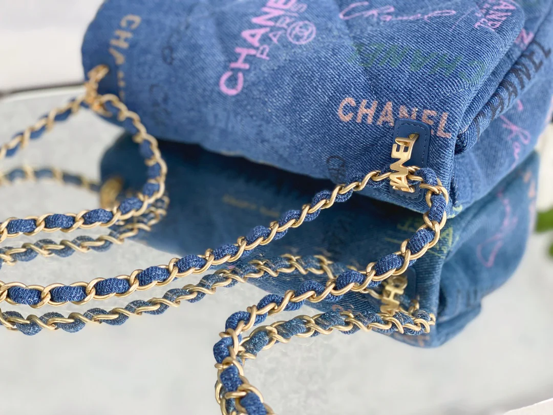 Сумка Chanel из коллекции весна/лето с граффити, джинсовая – CF Bag – 23 см
