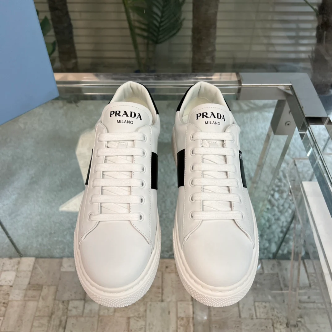 Новинка сезона весна/лето 2023 от Prada - Белые кроссовки с цветовыми блоками - Черные