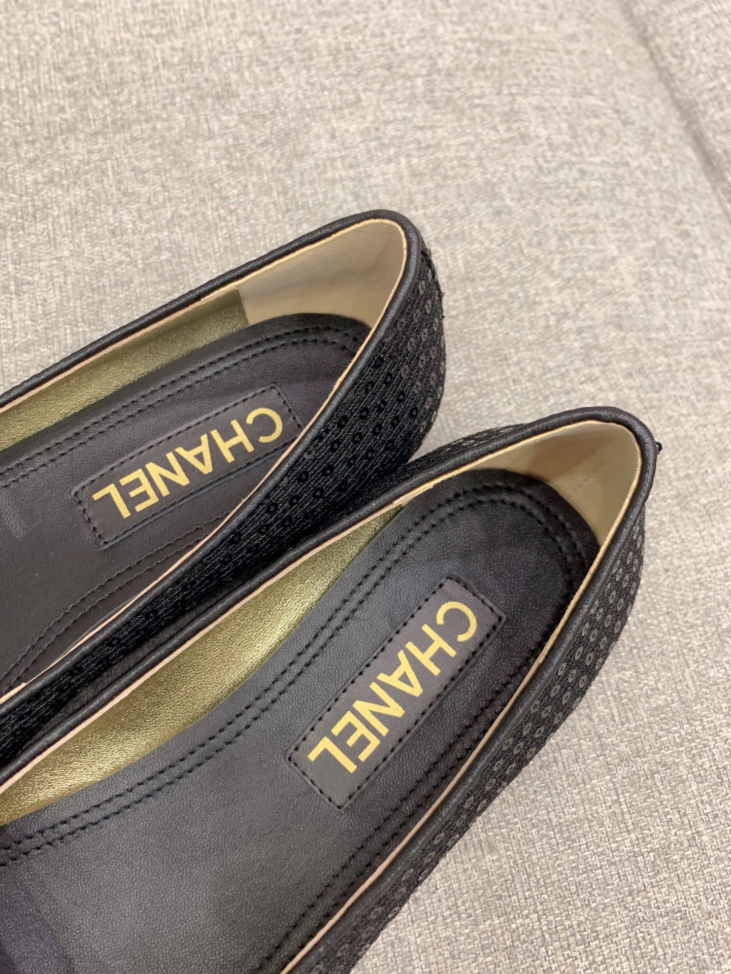 Классические балетки Chanel с двойной пряжкой в ??виде буквы С — черные.