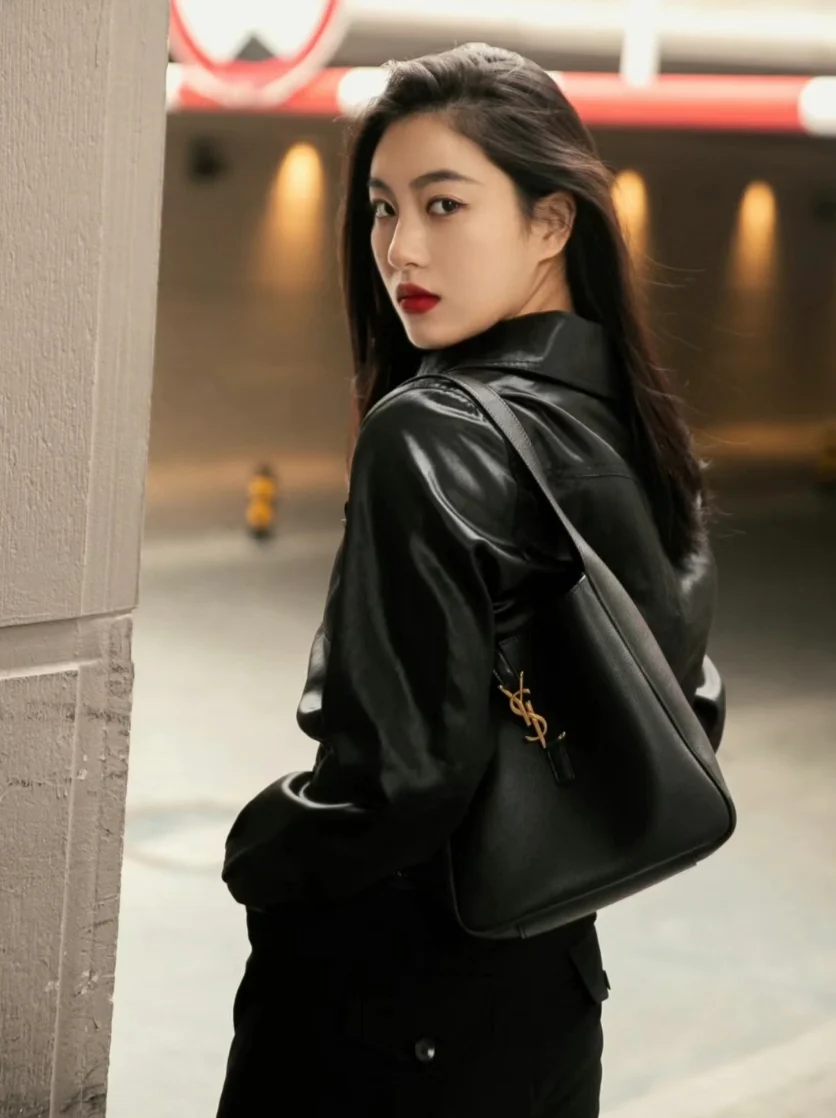 Сумка-хобо YSL Le 5 A 7 Soft, черная - Body Image