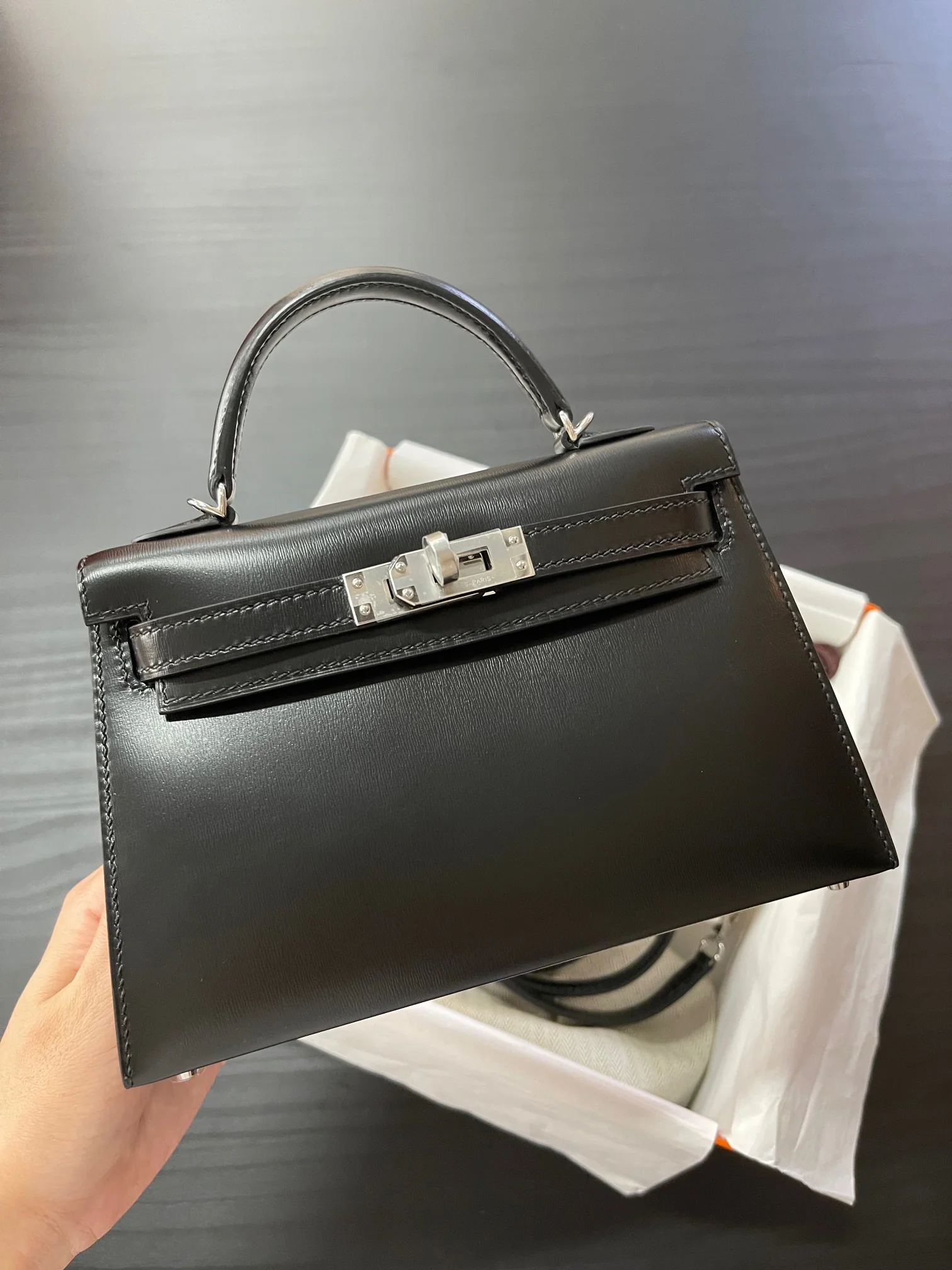 Миниатюрная коробочка Hermes Kelly 2-го поколения, черная, с серебряной пряжкой.