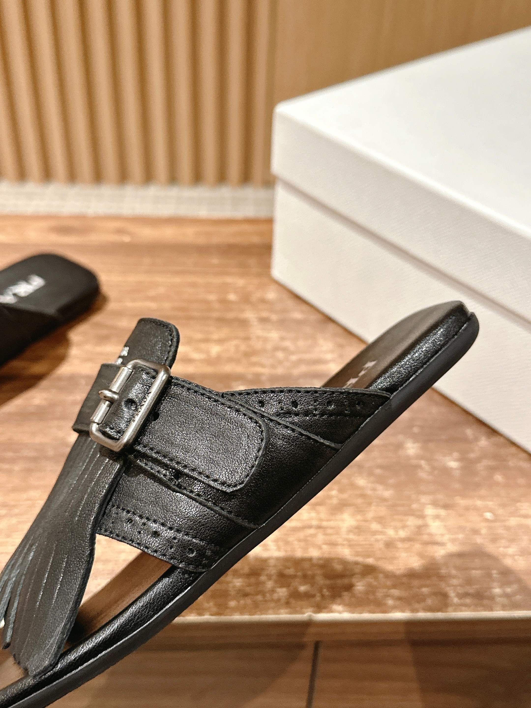 Новинка сезона весна/лето 2025 от Prada - Ретро-сандалии с кисточками - Подиумный образ - Черные