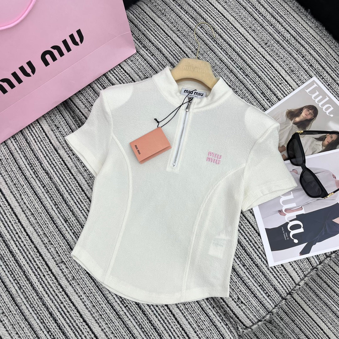 Miu Miu - 2404 - Коллекция весна/лето 2024 - Новый костюм Miu с воротником-стойкой, подплечниками и приталенным силуэтом - Белый