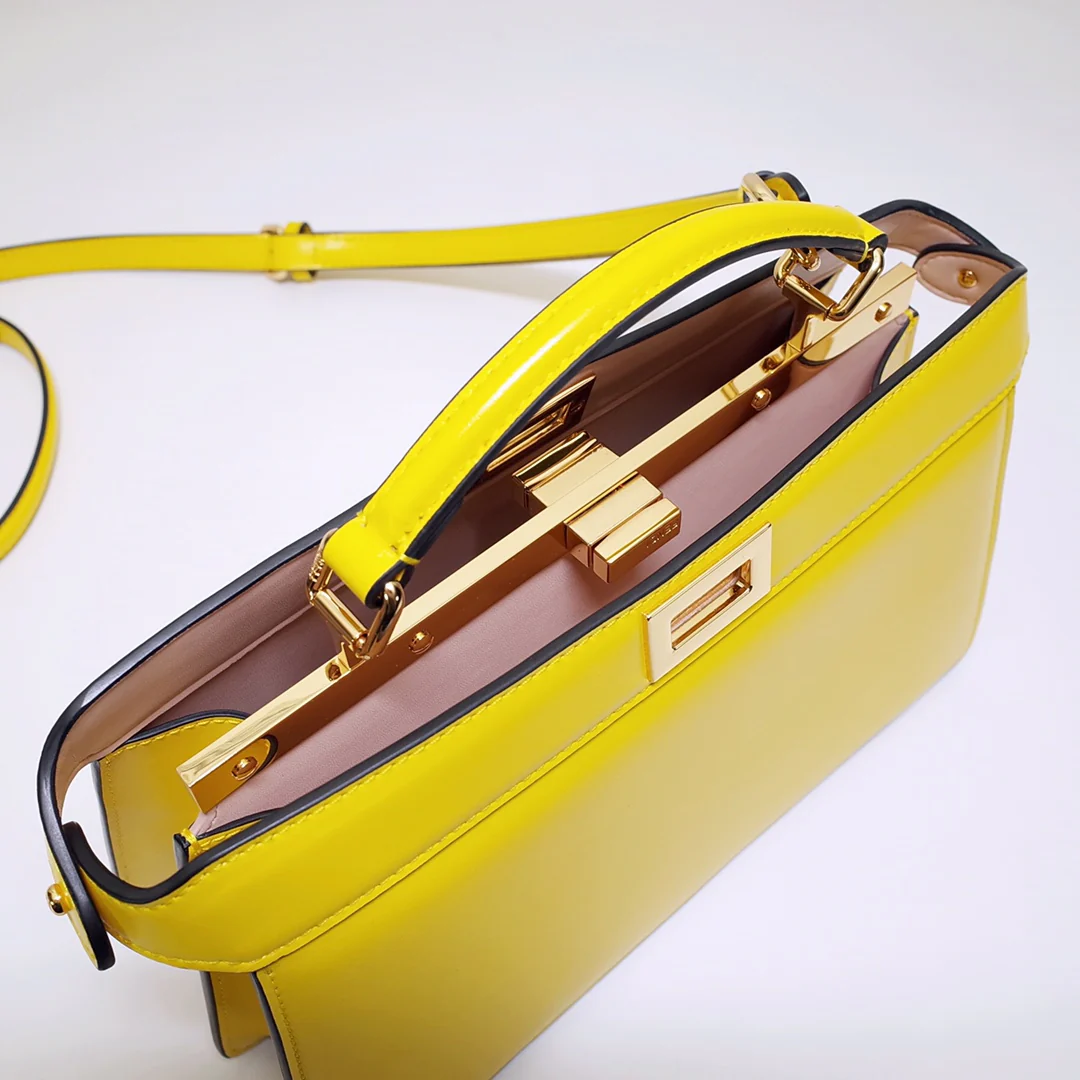 Маленькая желтая кожаная сумка Fendi Peekaboo i-seey