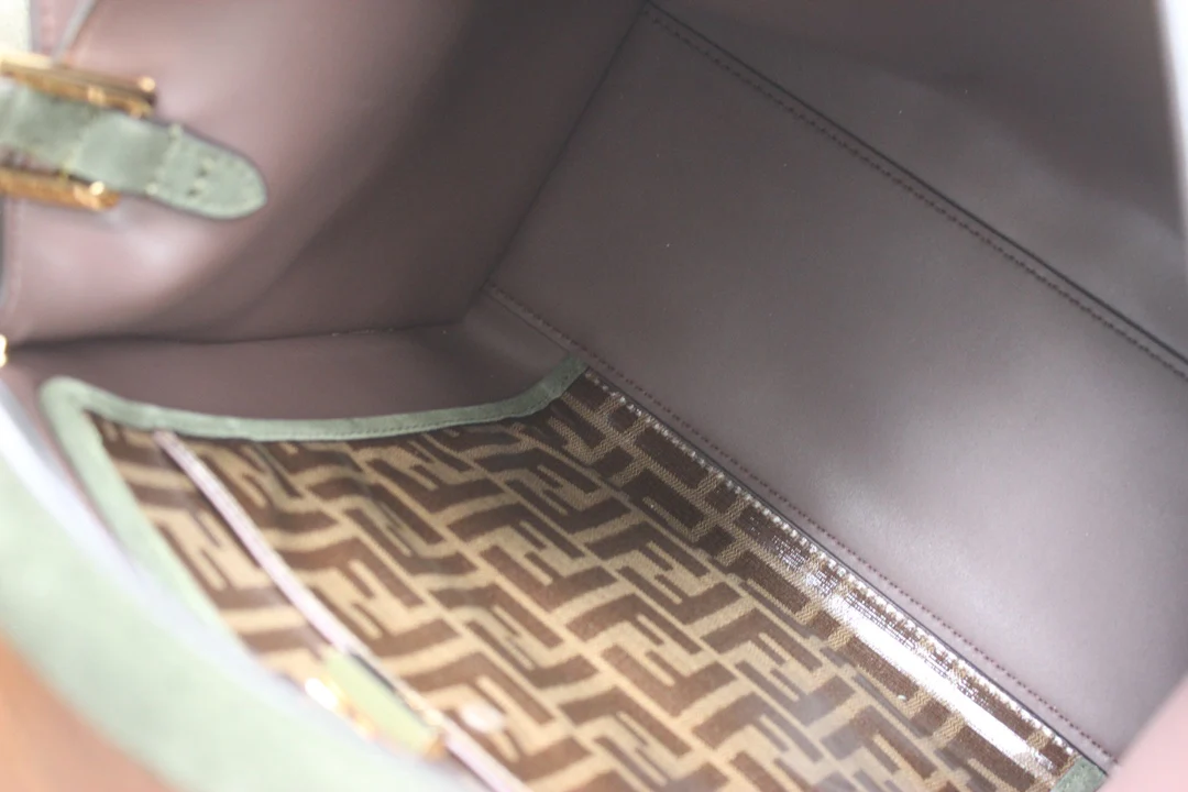 Сумка Fendi Peekaboo Lite Medium из зеленой замши.