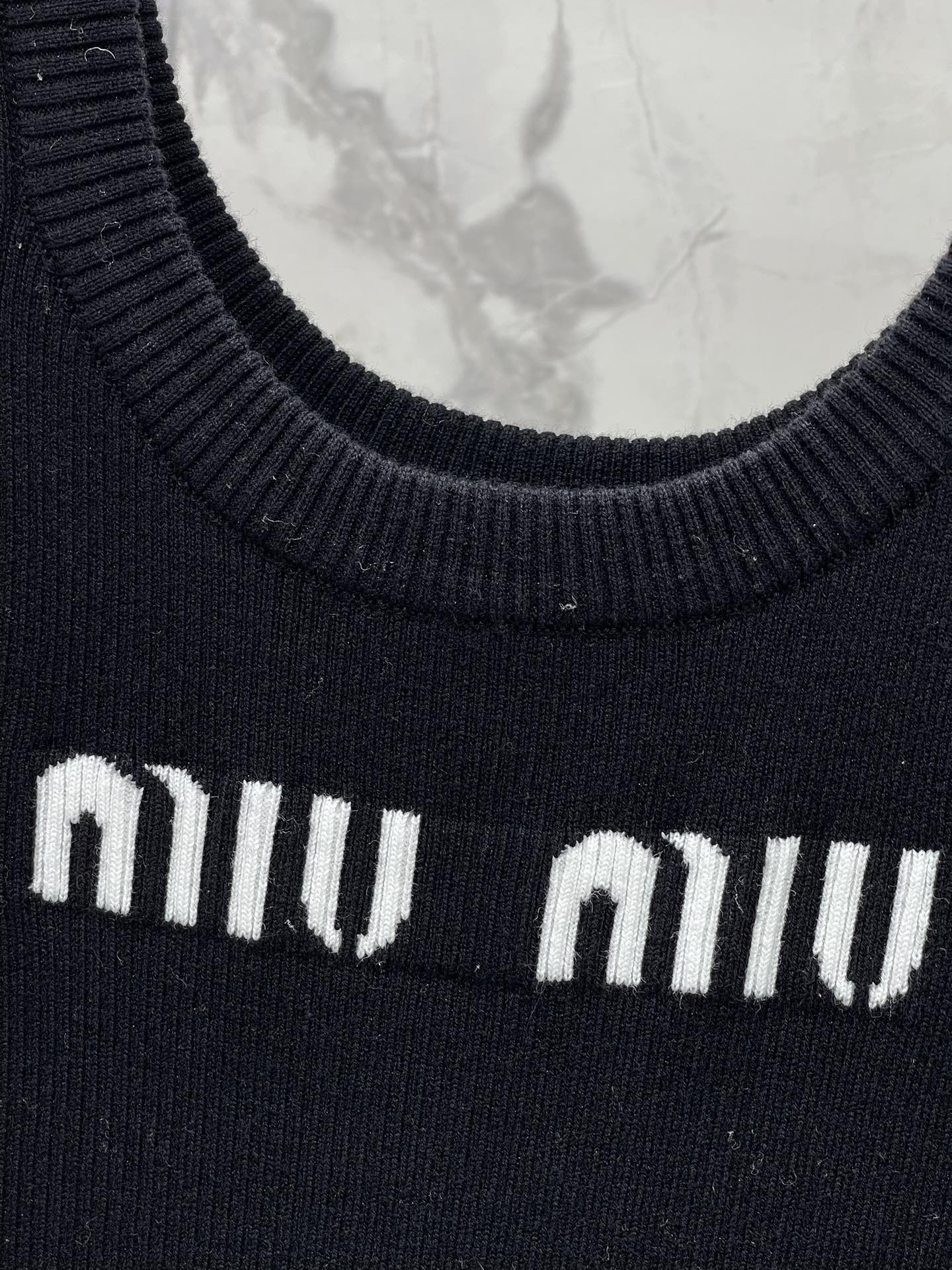 Miu Miu - Летняя новинка 2404-24: Элегантное вязаное платье-жилет с U-образным вырезом - Черное