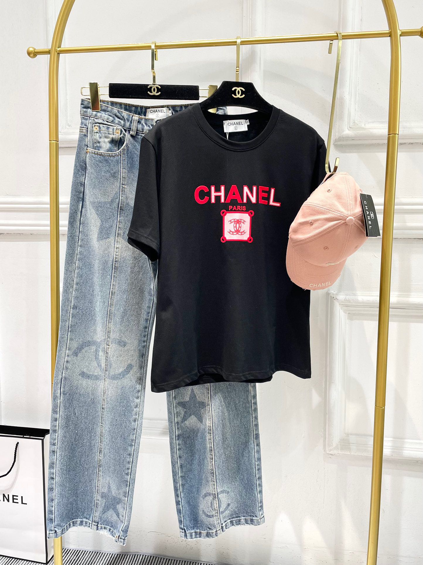 Футболка Chanel 2403 с круглым вырезом, цветными блоками и бархатным принтом в виде букв, хлопковая, с коротким рукавом - черная.